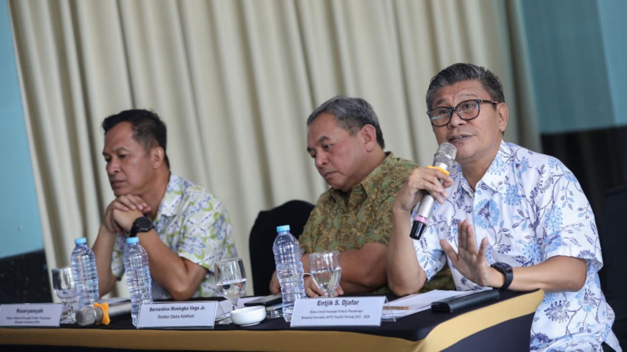 Ketua Umum AFPI Entjik S. Djafar (kanan) bersama dengan Direktur Utama AdaKami Bernardino Moningka Vega Jr. (tengah) dan Direktur Eksekutif AFPI Kuseryansyah (kiri) saat konferensi pers di Jakarta, Jumat (6/10/2023) (Foto/Bisnis.com)