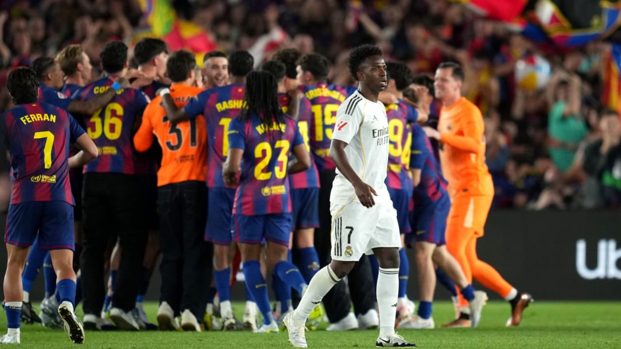 Para pemain Barcelona merayakan kemenangan 2-0 atas Real Madrid FC yang mengantarkan keberhasilan jadi juara Liga Spanyol 2025-2026 di Stadion Camp Nou di Barcelona pada 10 Mei 2026. (AFP/LLUIS GENE)