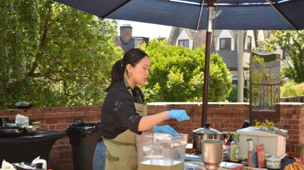 Kegiatan mengenalkan tempe melalui acara From Tempeh to Table: An Indonesian Vegan Superfood Cooking Experience yang diselenggarakan oleh KJRI San Francisco, Amerika Serikat. (Antara/HO-KJRI San Fransisco)