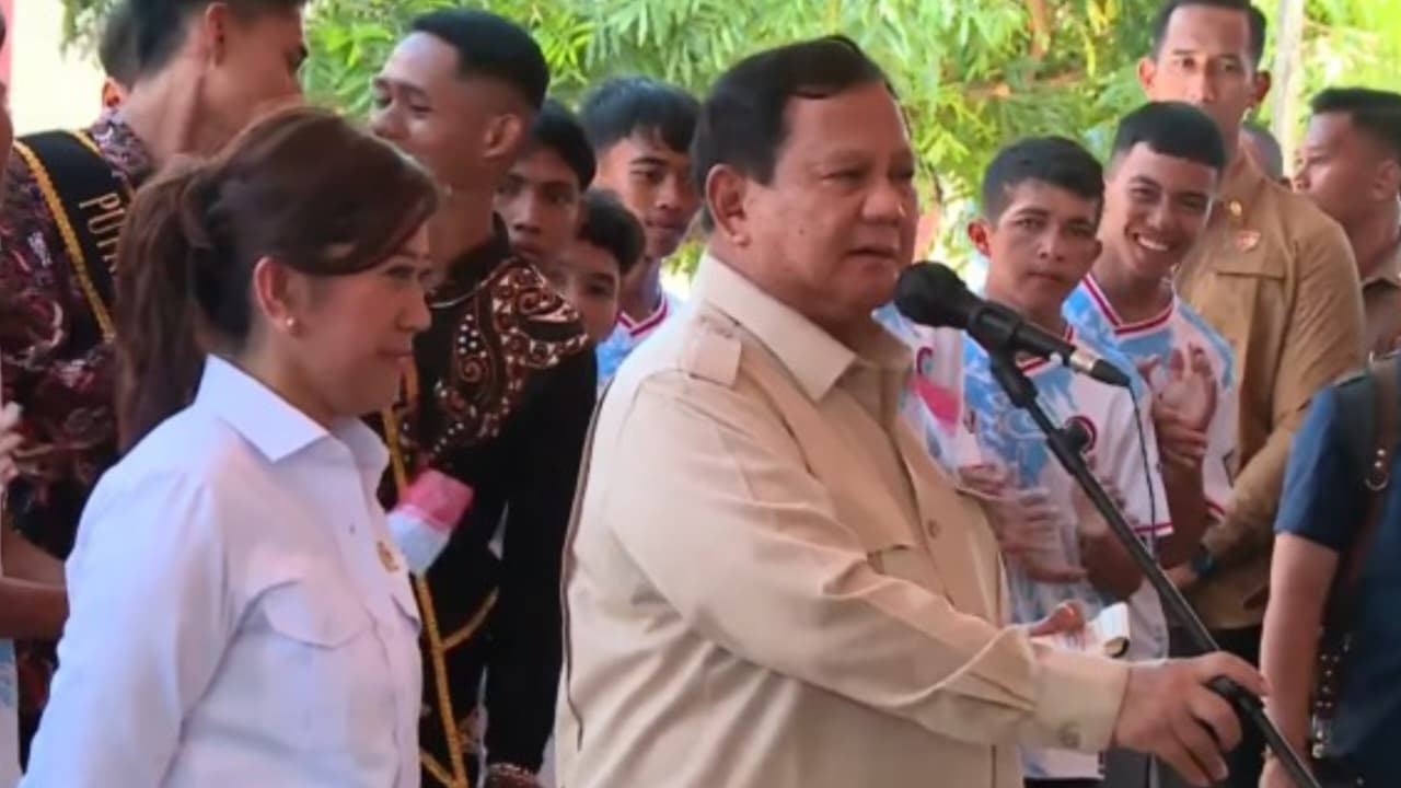 Presiden Prabowo Subianto didampingi Menkomdigi Meutya Hafid saat menyapa warga di Miangas, Kepulauan Talaud, Sulawesi Utara, Sabtu (09/5/2026).