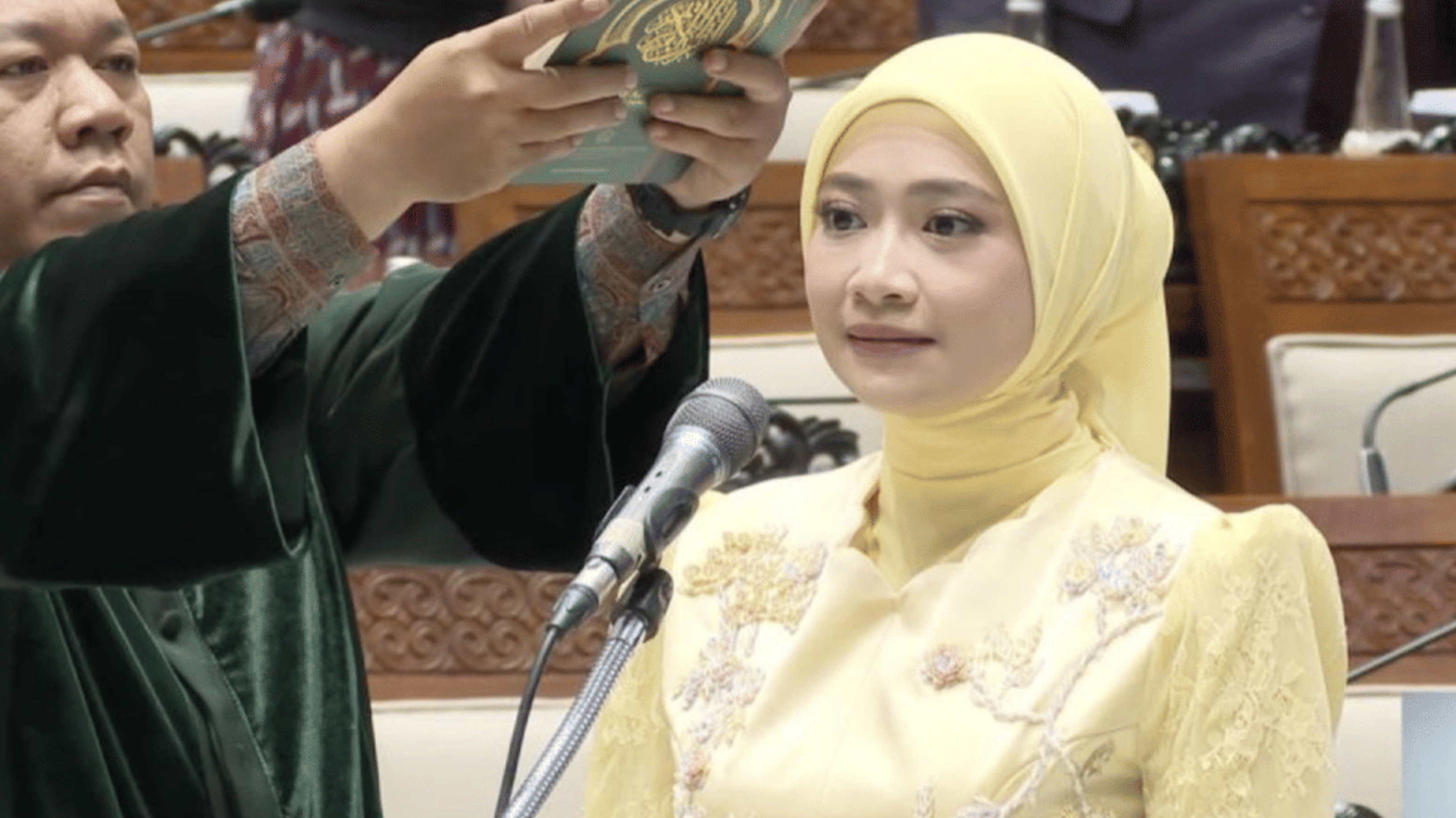 Momen Adela Kanasya Adies mengucapkan sumpah di Gedung DPR RI (Tangkapan Layar)
