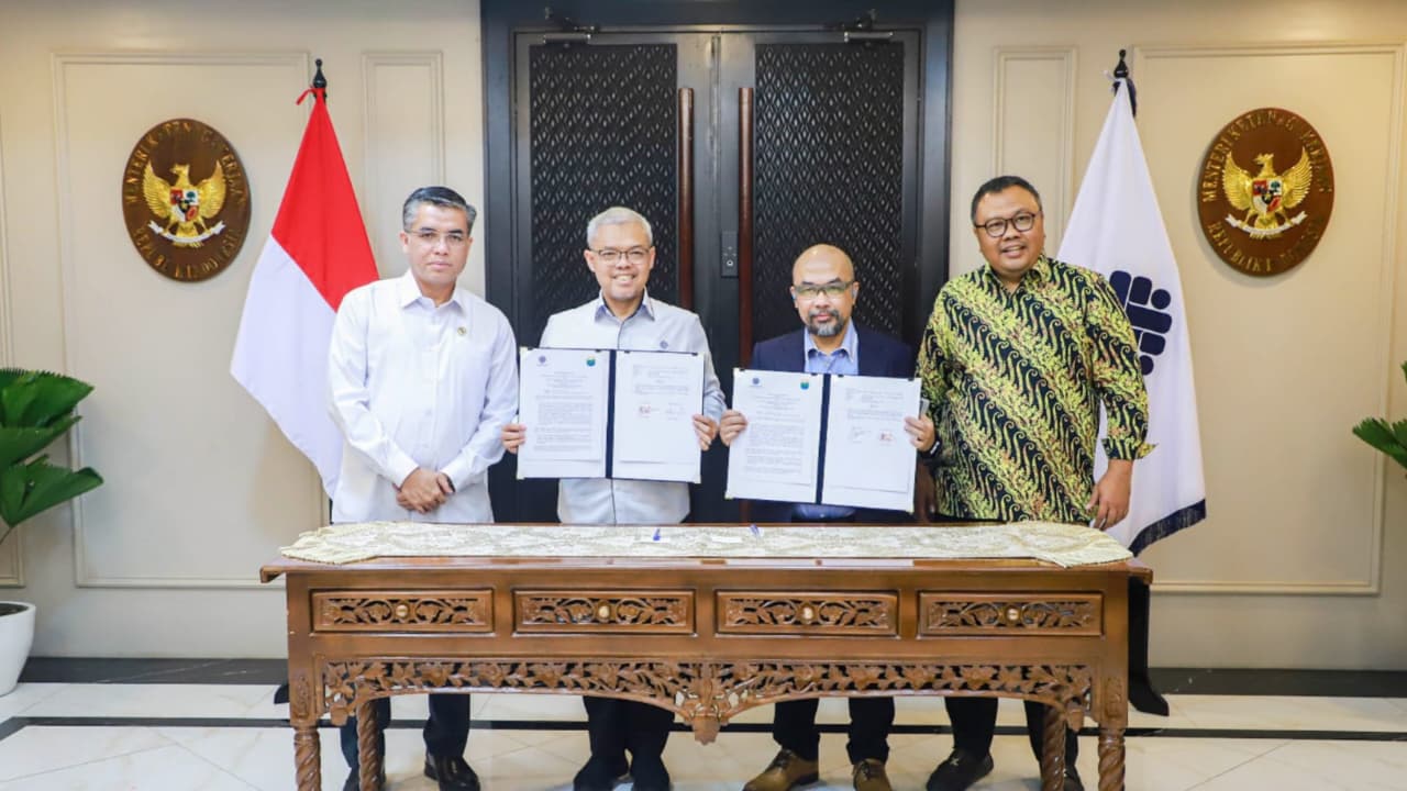 Penandatanganan Nota Kesepahaman (MoU) antara Sekretaris Jenderal Kemnaker Cris Kuntadi dan Sekretaris Jenderal IKA FIKOM UNPAD Ivan Garda di Kantor Kemnaker, Jakarta yang disaksikan Menteri Ketenagakerjaan Yassierli serta Ketua Umum IKA FIKOM UNPAD Hendri Satrio pada Senin, 11 Mei 2026 (Biro Humas Kemnaker)