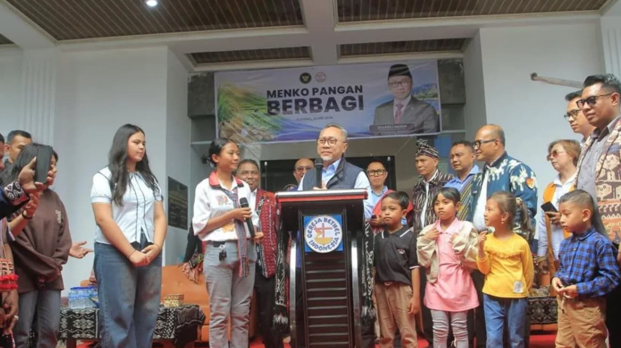 Menteri Koordinator Bidang Pangan Zulkifli Hasan saat berdiskusi dengan anak-anak di Kupang pada Jumat, 15 Mei 2026 (Antara/Kornelis Kaha)