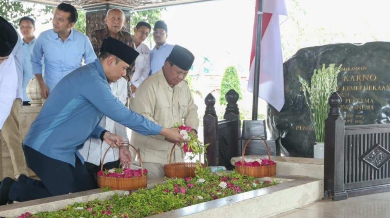 Momen AHY dampingi Prabowo ziarah makam Bung Karno di Blitar pada 2023 (Demokrat)