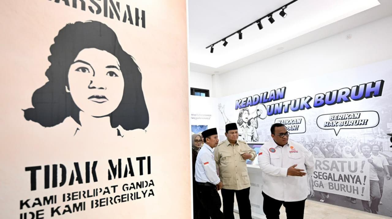 Presiden Prabowo Subianto (tengah) mendengarkan penjelasan Presiden KSPSI Andi Gani Nena Wea (kini) saat mengelilingi Museum Marsinah di Kabupaten Nganjuk, Jawa Timur pada Sabtu, 16 Mei 2026 (BPMI Setpres)