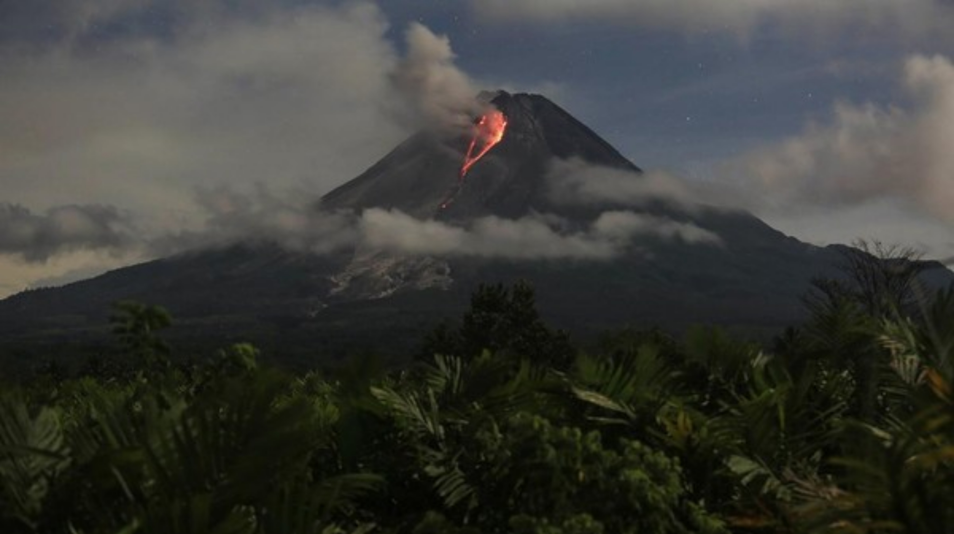 Guguran lava pijar Gunung Merapi terlihat dari Turi, Sleman, DI Yogyakarta pada Senin, 13 Maret 2025 (Antara)