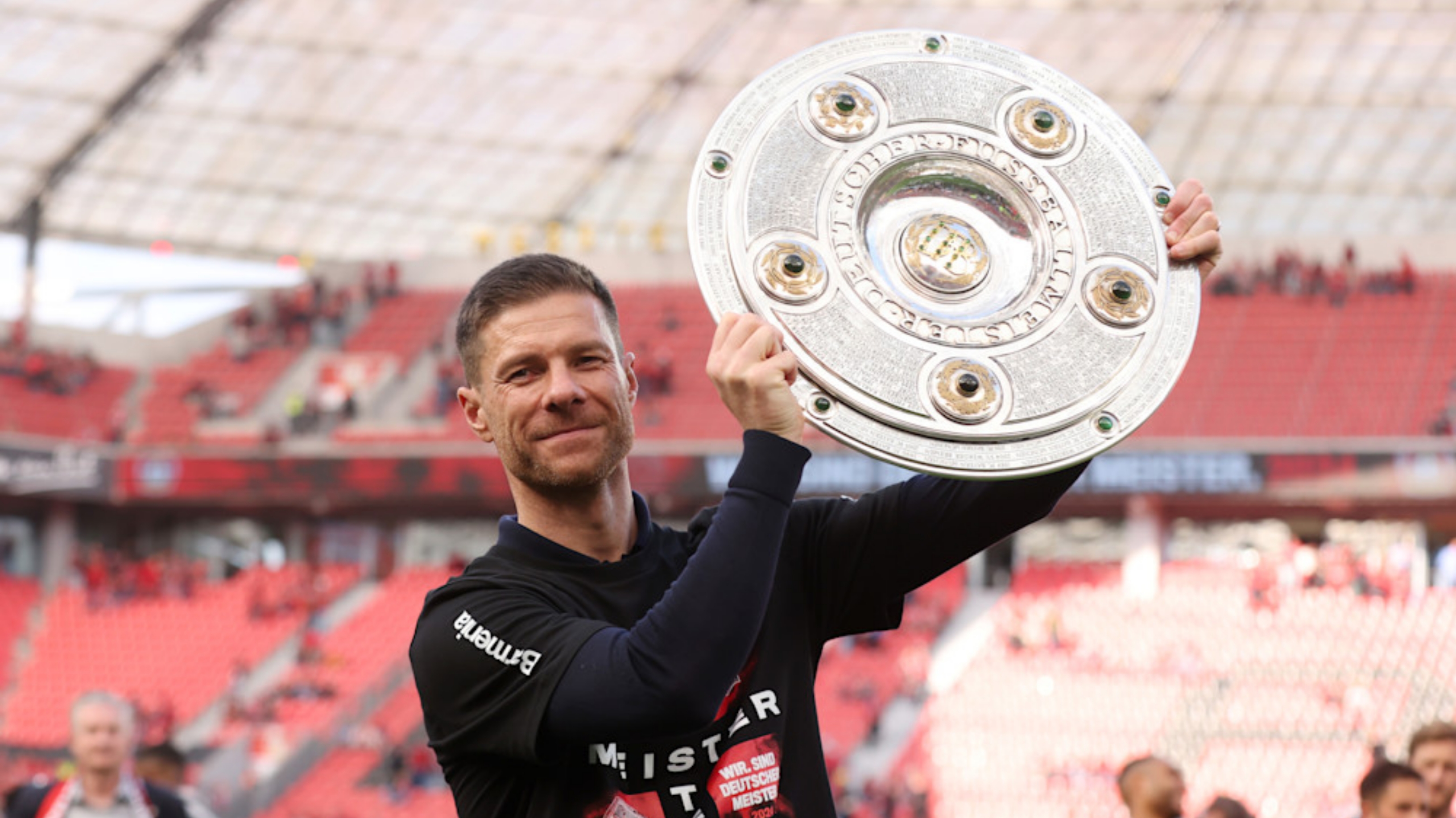 Xabi Alonso memimpin Bayer Leverkusen meraih gelar Bundesliga tak terkalahkan yang bersejarah pada musim 2023/24 (chelseafc.com)