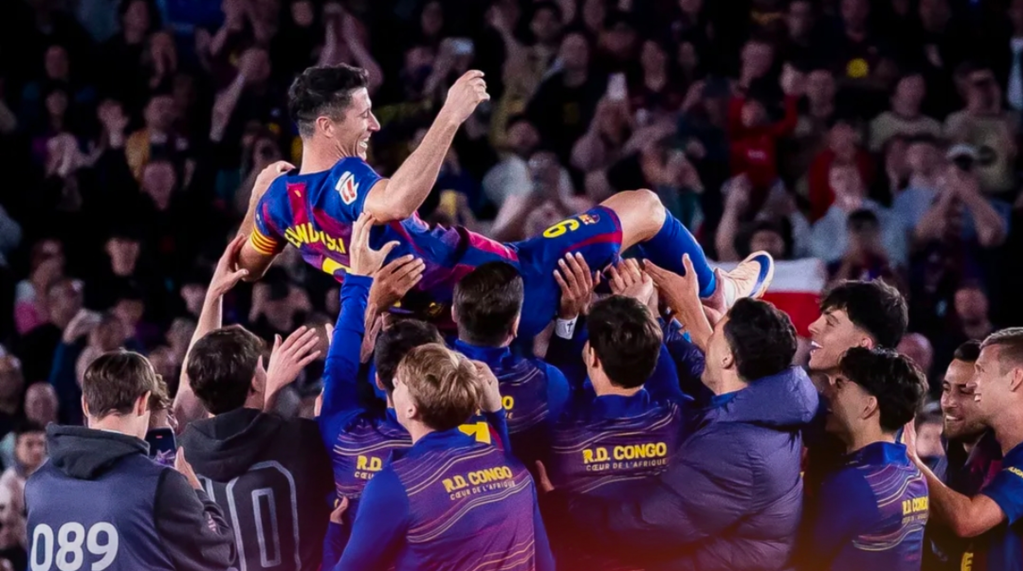 Robert Lewandowski mengenakan ban kapten dalam pertandingan kandang terakhir yang penuh emosi. Spotify Camp Nou pun memberikan salam perpisahan kepadanya dengan atmosfir yang luar biasa. (FC Barcelona)