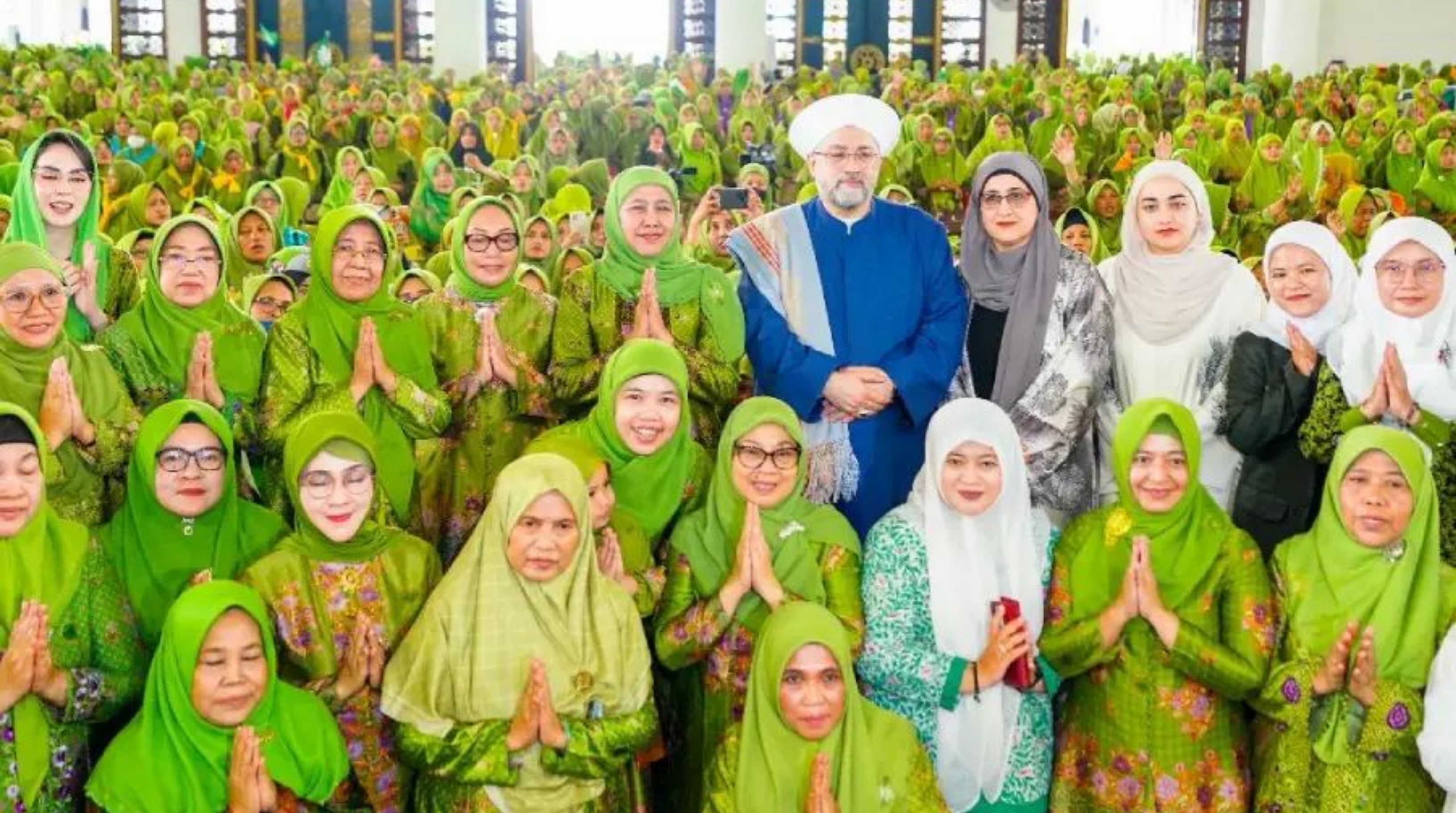 Peringatan Harlah ke-80 Muslimat NU dan Haul Ulama serta Pejuang Perempuan Pengurus Wilayah Muslimat NU Jawa Timur itu dihadiri ulama dan tokoh sufi dunia Syekh AAfeefuddin al-Jailani serta lebih dari 15 ribu orang. (Instagram/Khofifah)