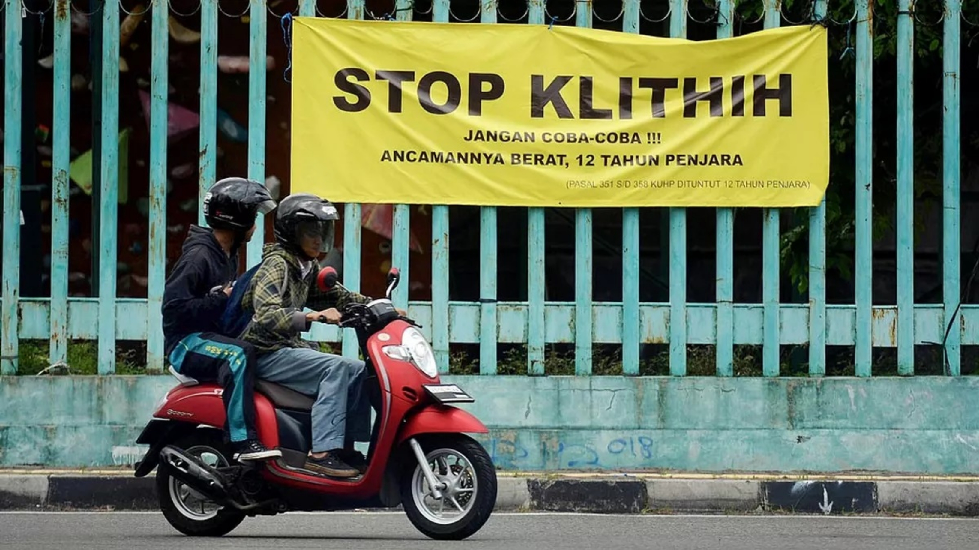Spanduk tentang keprihatinan atas maraknya fenomena klitih dipasang di Perempatan Plengkung Gading, Yogyakarta, Selasa,13 Desember 2016 (KOMPAS/FERGANATA INDRA RIATMOKO)