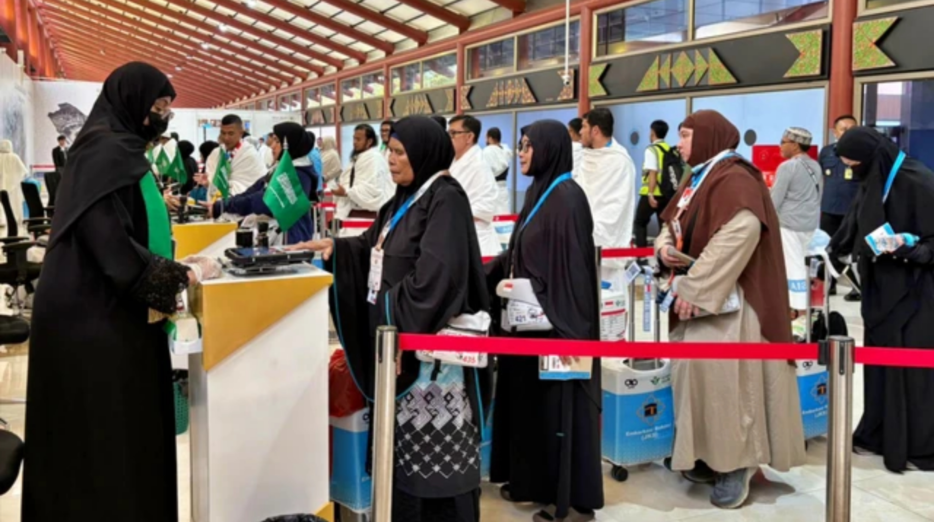 Jemaah Haji Indonesia saat diperiksa petugas imigrasi Arab Saudi lewat Mekkah Route Bandara Soekarno-Hatta (Rayyan/Kumparan)