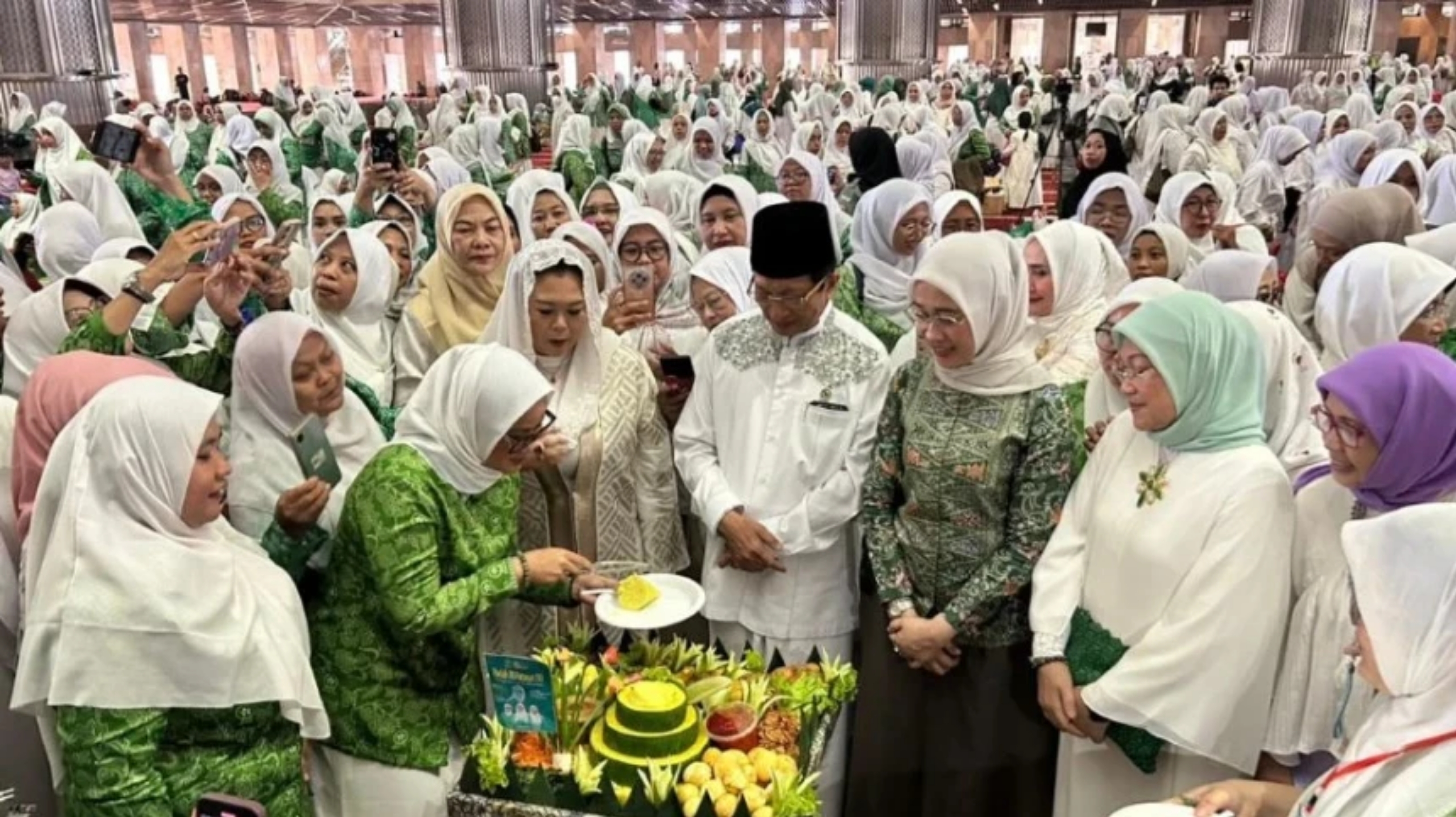 Menteri Agama Nasaruddi Umar bersama para tokoh saat peringatan Harlah Ke-76 Fatayat NU pada Minggu, 17 Mei 2026 di Masjid Istiqlal Jakarta. (Fatayat NU)