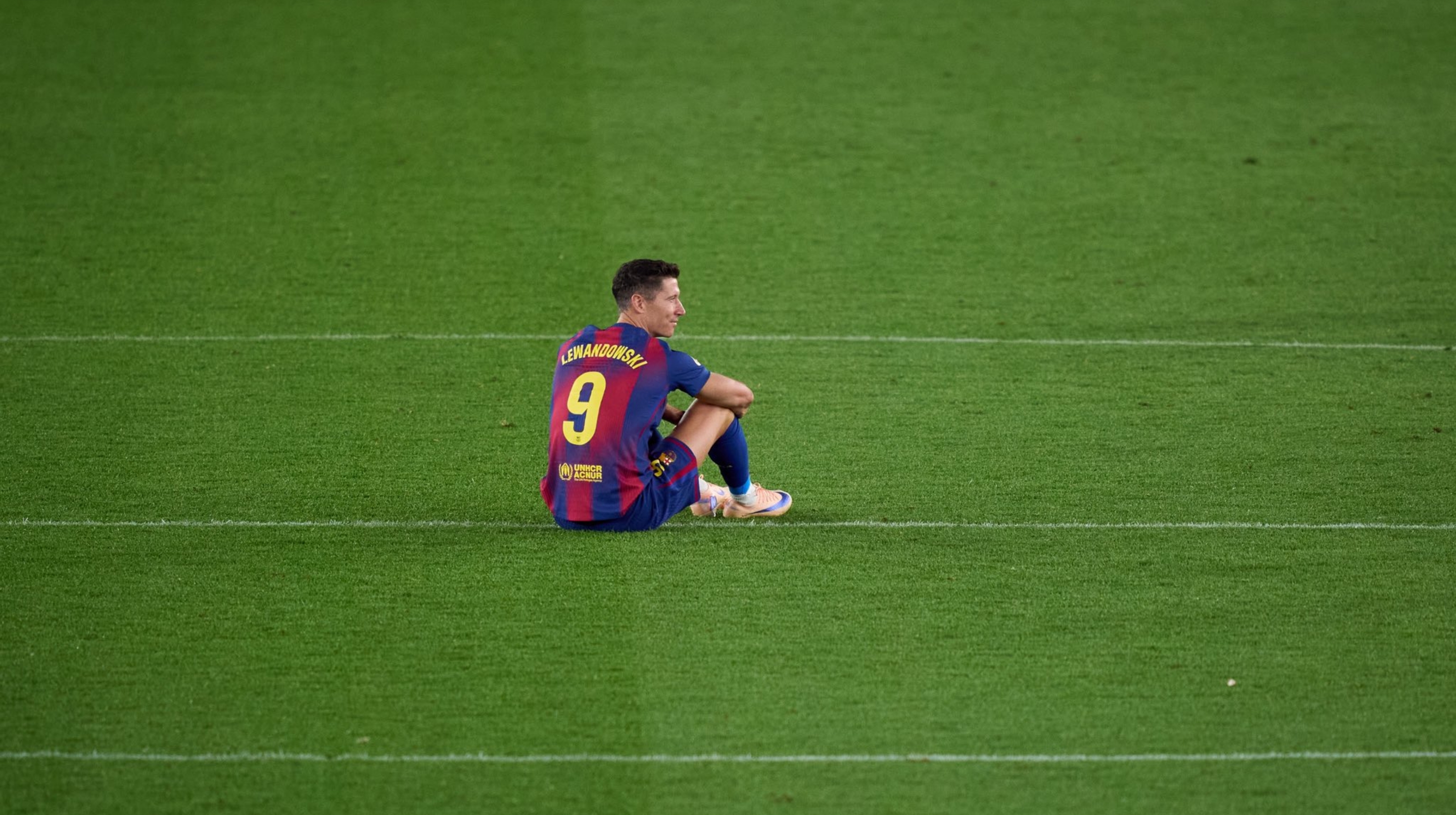 Lewandowski meninggalkan Spotify Camp Nou dengan penuh haru. Dengan mata berkaca-kaca, sang striker melambaikan tangan kepada penonton sambil memeluk rekan-rekan setim dan staf pelatih. (FC Barcelona)