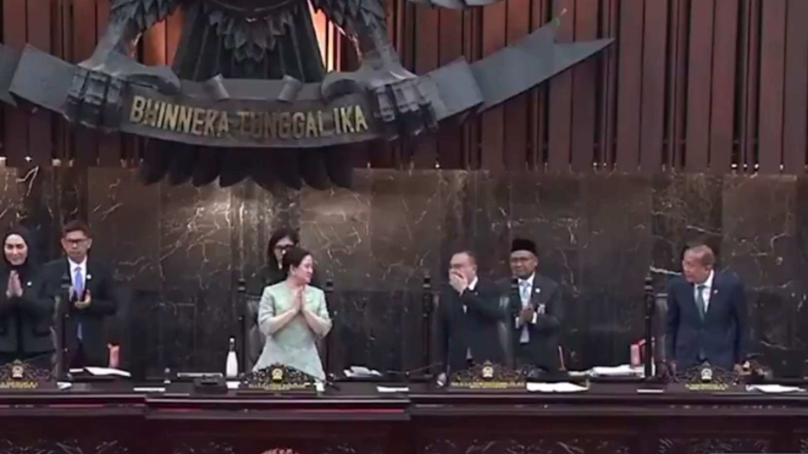 Wakil Ketua DPR RI Sufmi Dasco Ahmad saat membisikkan sesuatu kepada Ketua DPR Puan Maharani pada Rapat Paripurna di Kompleks Parlemen, Senayan, Jakarta pada Rabu, 20 Mei 2026. (Tangkapan Layar/TVR Parlemen)