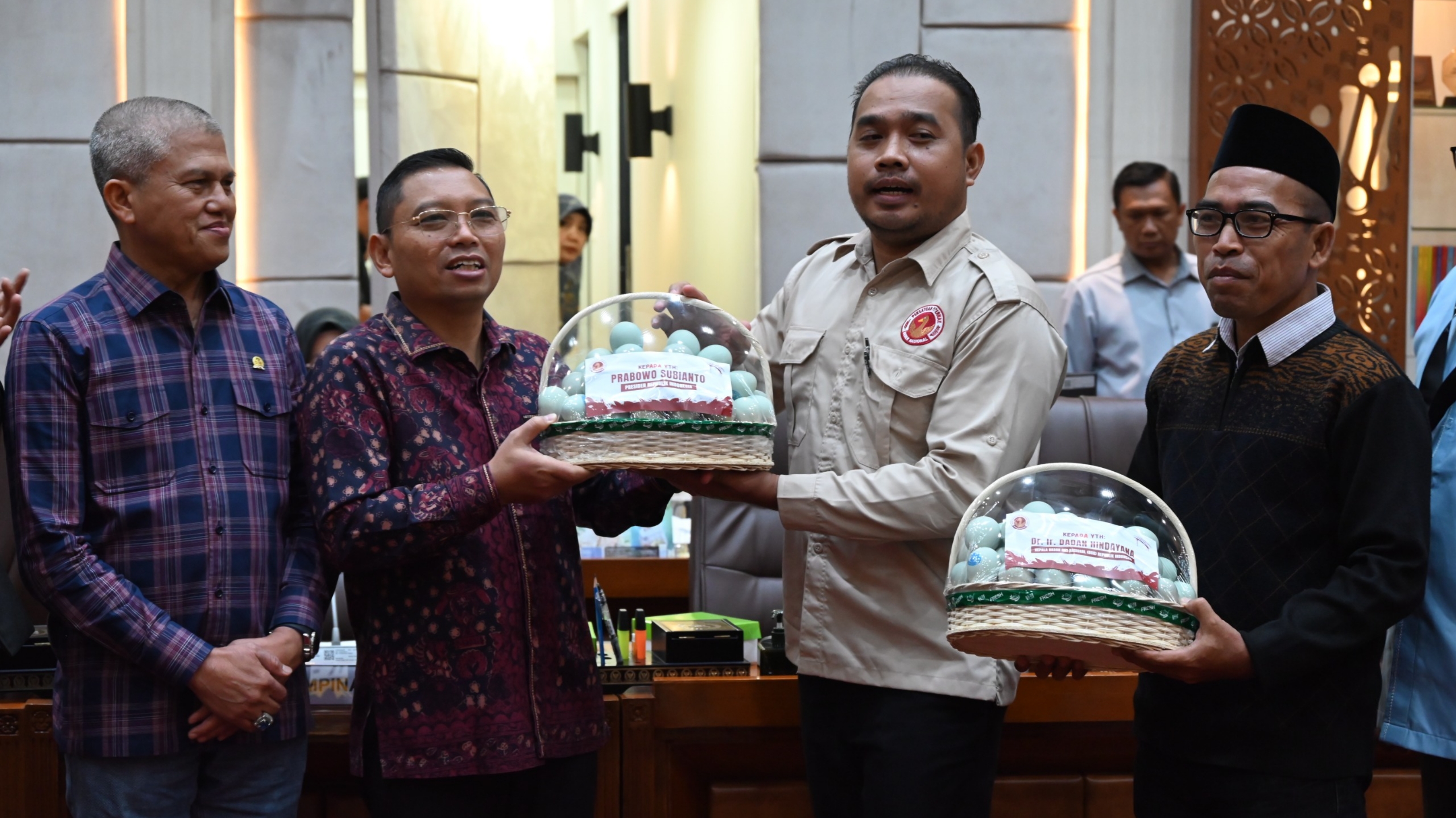 Asosiasi Peternak Bebek yang tergabung dalam Persatuan Peternak Bebek Nasional (PPBN) menitipkan telur asin kepada Komisi IX DPR RI sebagai simbol aspirasi peternak rakyat agar dapat disampaikan kepada Presiden RI Prabowo Subianto dan Badan Gizi Nasional (BGN). (IB/IDNVoice)