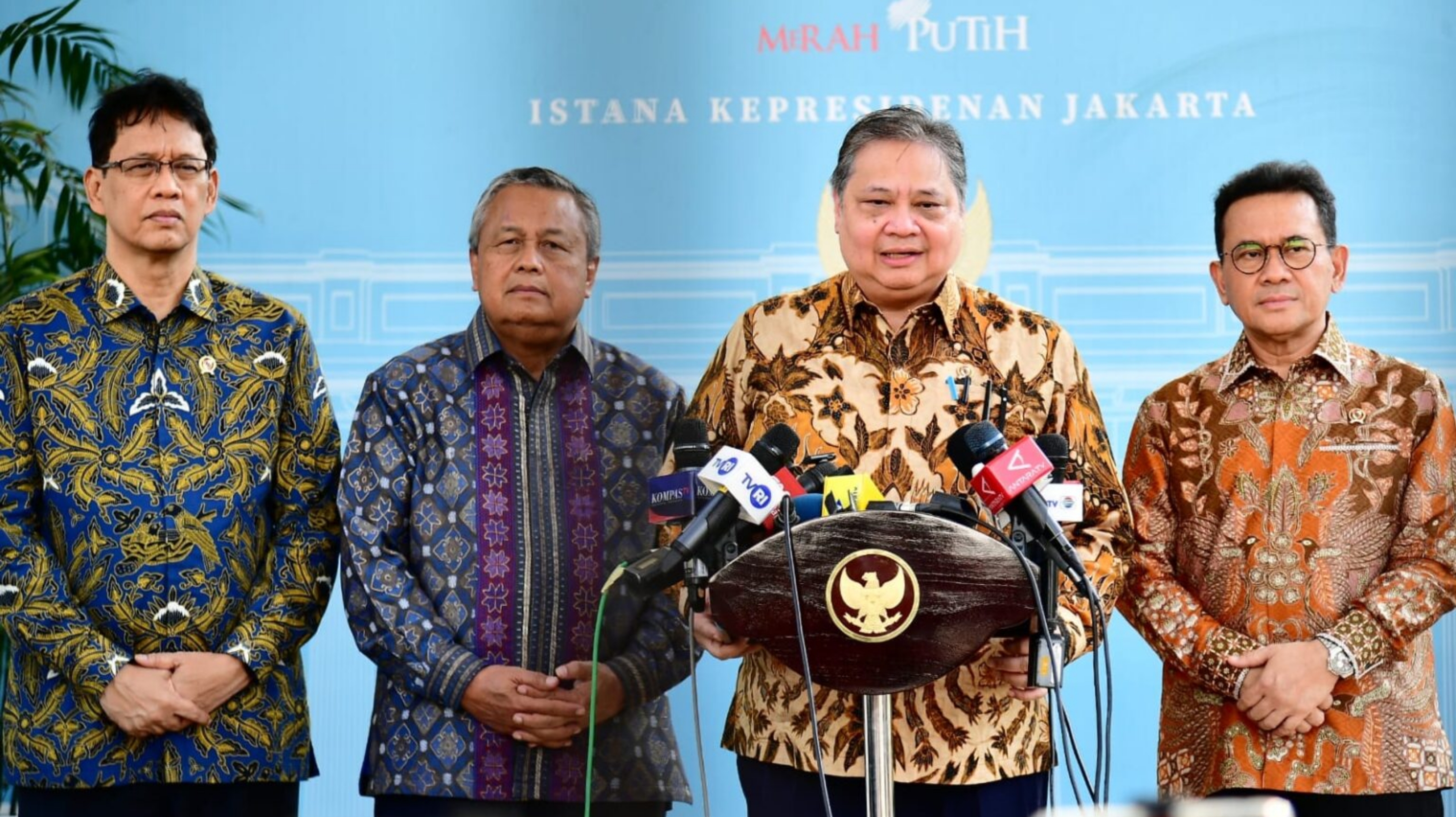 Menteri Koordinator Bidang Perekonomian, Airlangga Hartarto, dalam keterangannya kepada awak media usai rapat bersama Presiden Prabowo dan sejumlah Menteri Kabinet Merah Putih di Istana Merdeka, Jakarta, pada Kamis, 21 Mei 2026. (BPMI Setpres)