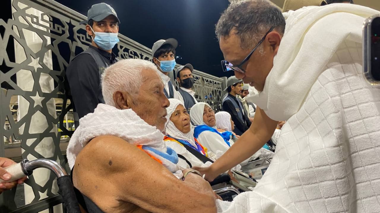 Menteri Haji dan Umrah (Menhaj) Mochamad Irfan Yusuf berbincang langsung dengan jemaah haji lansia saat melakukan peninjauan di Terminal Syib Amir, Makkah pada Rabu, 20 Mei 2026. (Kemenhaj)
