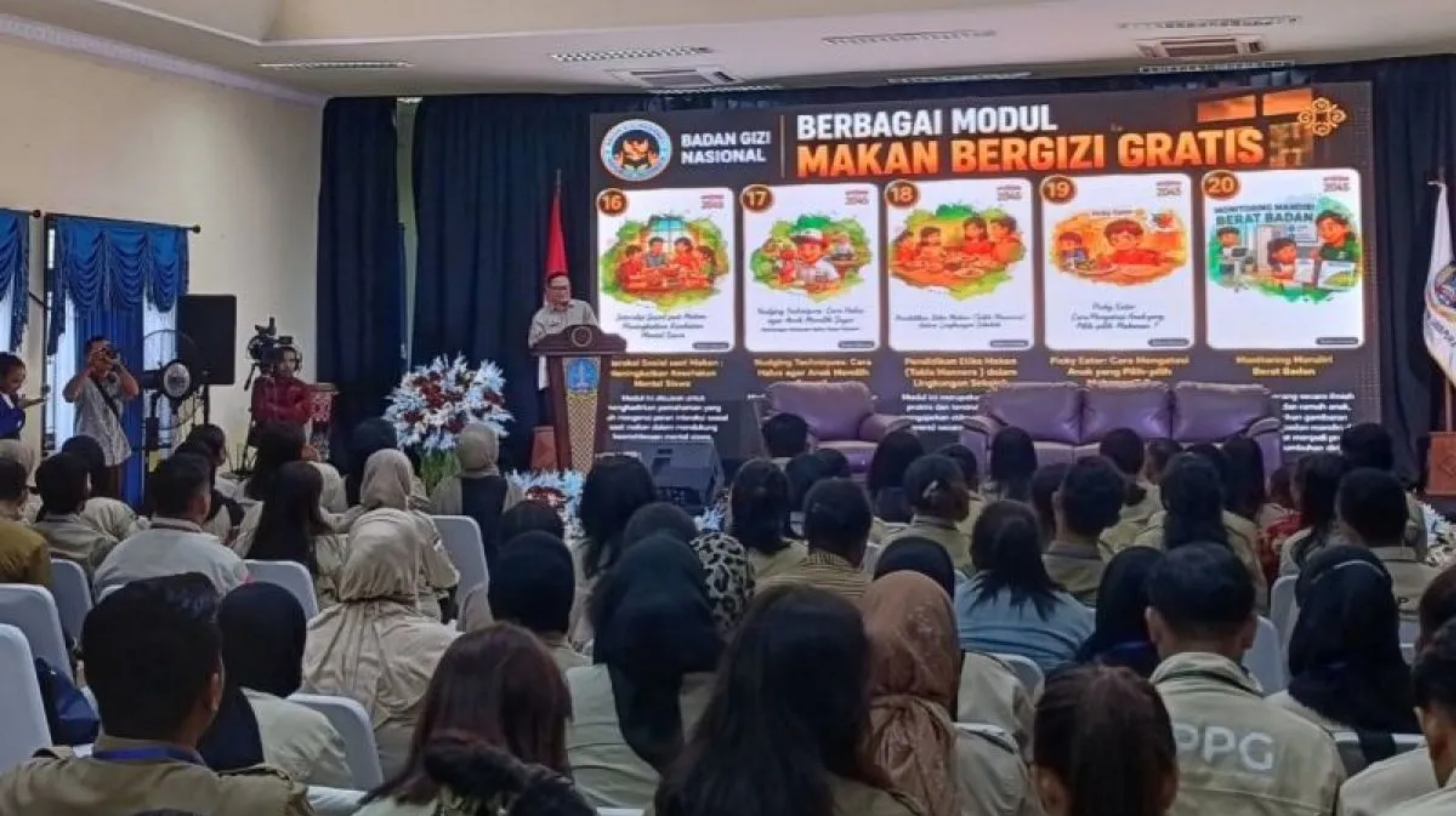 Suasana kegiatan sosialisasi modul untuk pelaksanaan program MBG yang dilaksanakan BGN di Sentani pada Kamis, 21 Mei 2026. (Antara)