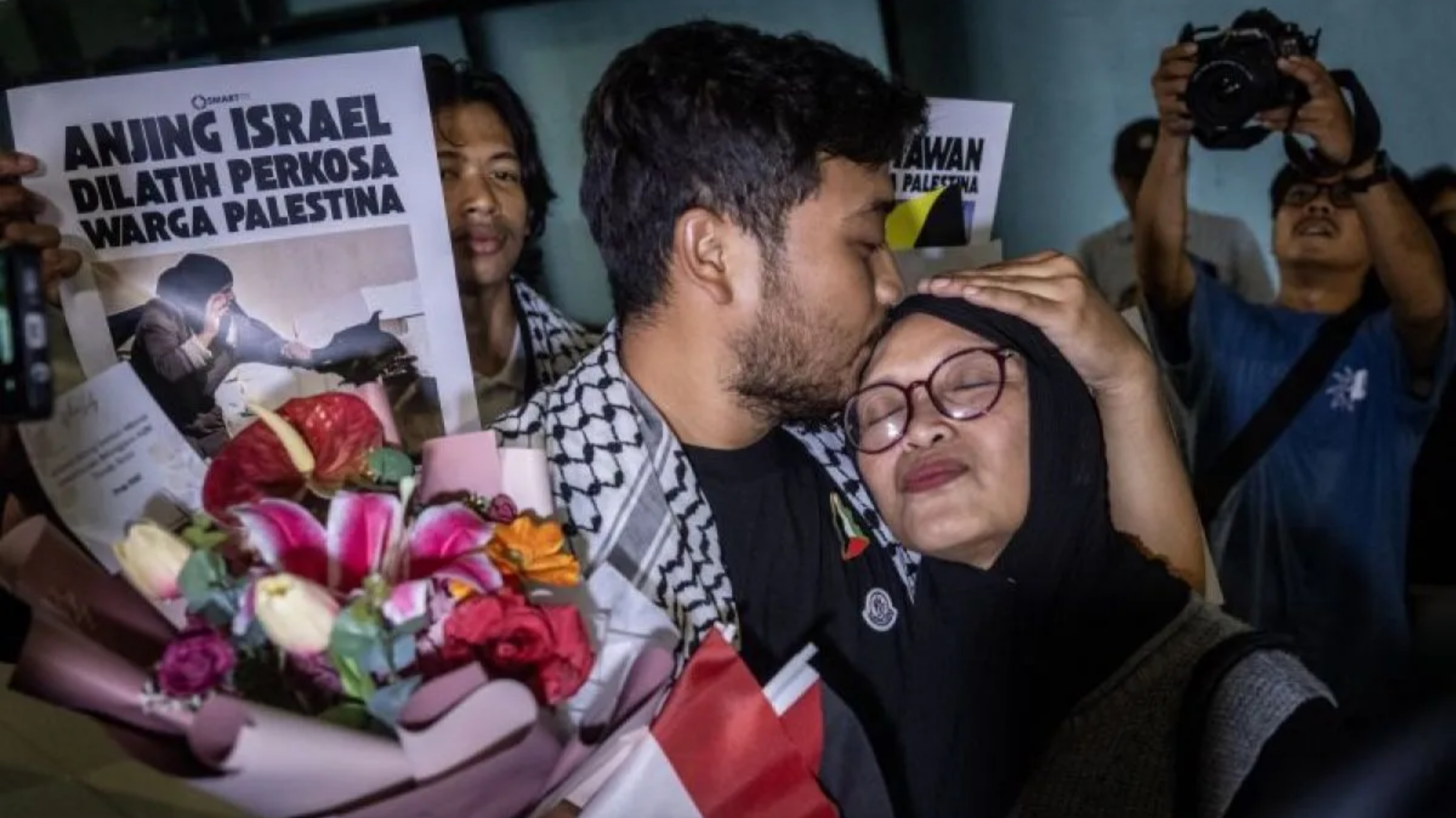 Pewarta Foto Republika Toudy Badai Rifan Billah (kiri) bersama ibunya saat keluar dari Terminal 3 Bandara Soekarno-Hatta di Tangerang, Banten pada Minggu, 24 Mei 2026. (Antara)