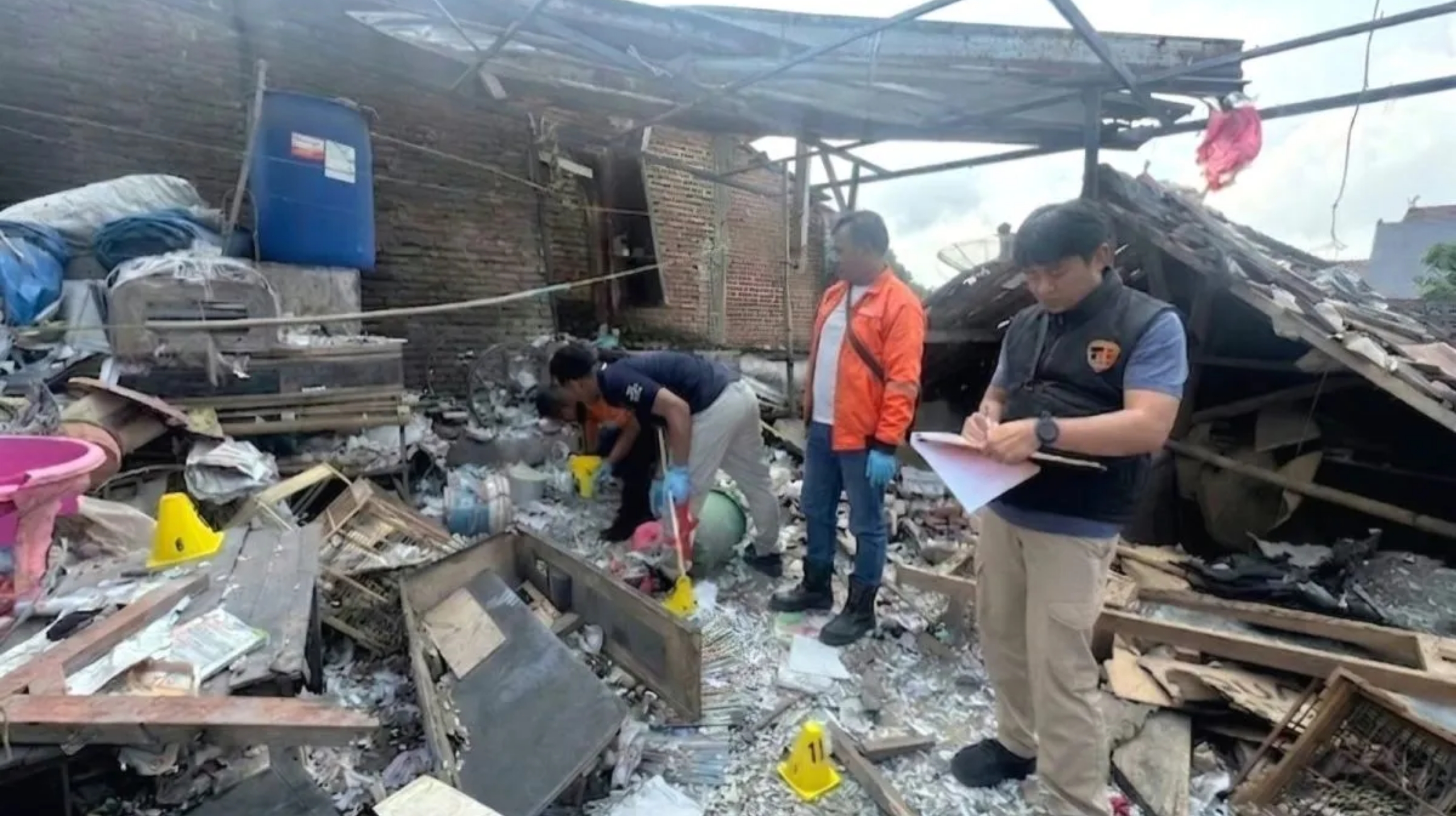 Satreskrim Polres Malang melakukan penyelidikan dugaan ledakan petasan di sebuah rumah di Desa Jenggolo, Kecamatan Kepanjen, Kabupaten Malang, Jawa Timur yang menewaskan pemilik berinisial S (48) pada Sabtu, 23 Mei 2026. (Polres Malang)