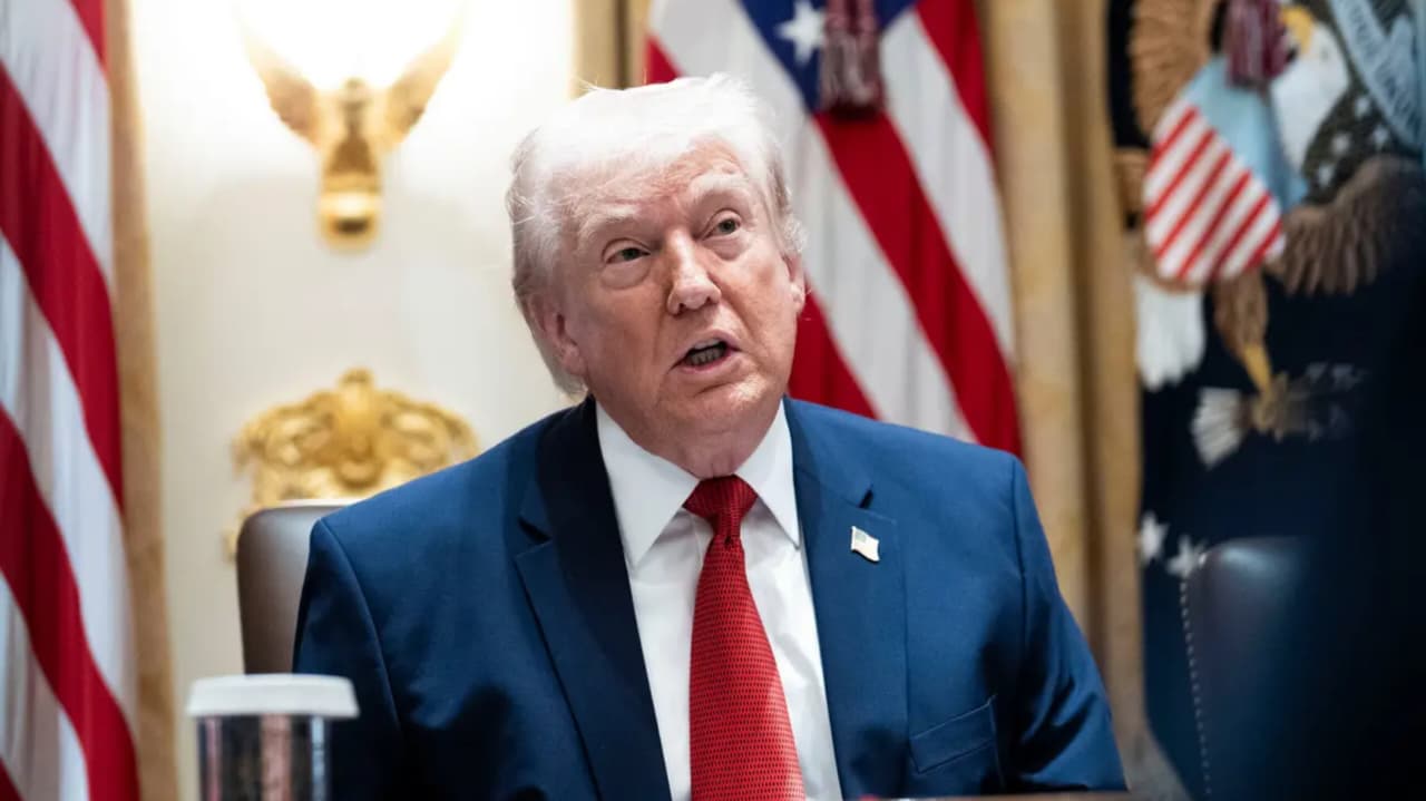 Trump menulis di platform media sosialnya, Truth Social, pada Sabtu bahwa sebuah kesepakatan antara Amerika Serikat, Republik Islam Iran, dan beberapa negara lain di kawasan sebagian besar telah dinegosiasikan, dan rincian akhirnya akan segera diumumkan. (The New York Times)