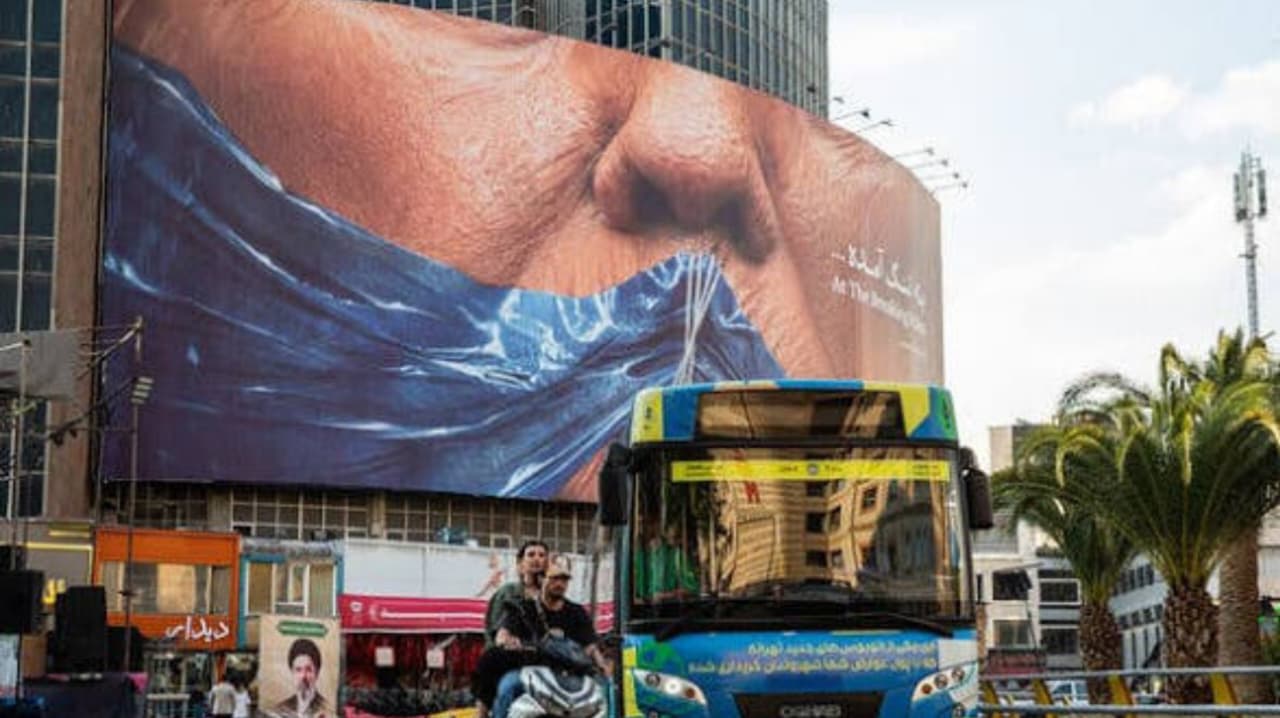 Sebuah papan reklame di Teheran menggambarkan penutupan Selat Hormuz. (The New York Times)