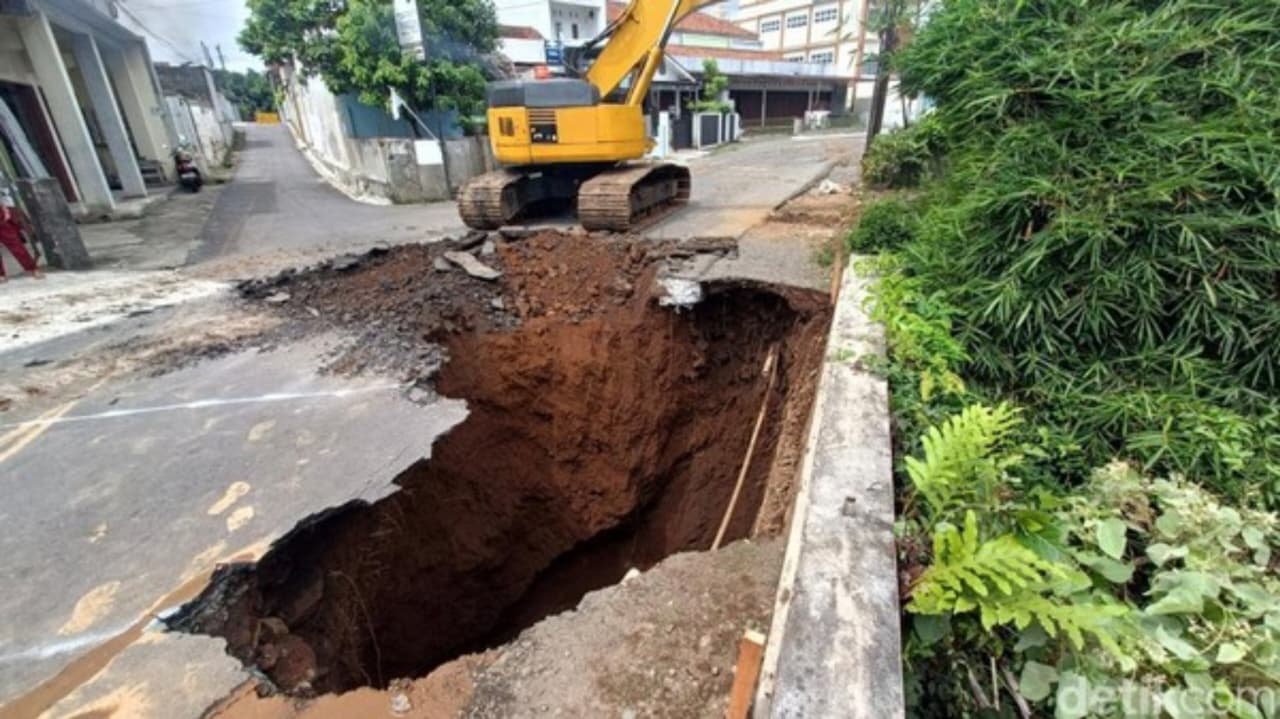 Jalan ambles di Jalan Raya Baturraden Barat, Kabupaten Banyumas pada Senin, 25 Mei 2026. (detikJateng)
