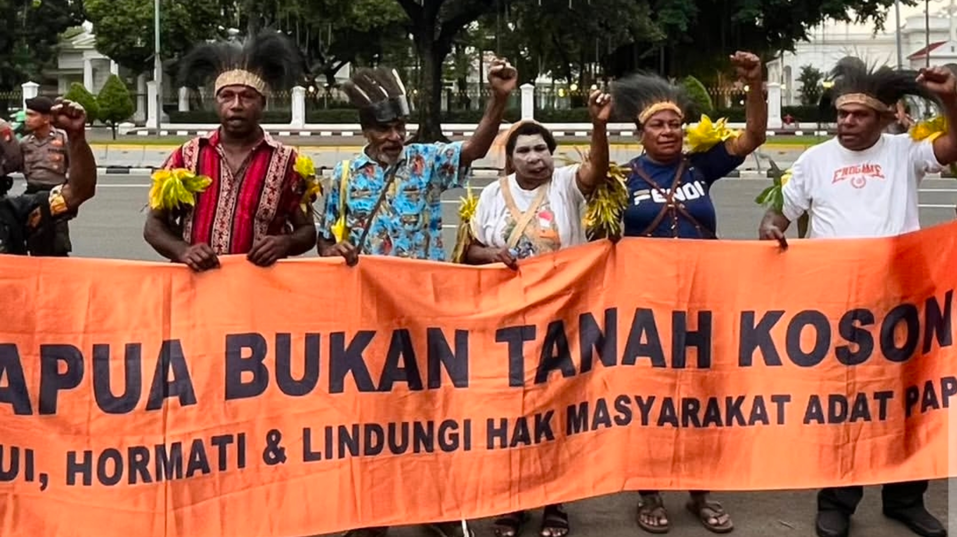 Mama Yasinta saat menyuarakan hak masyarakat adat Papua pada Aksi Kamisan ke 865. (Instagram/Tangkapan Layar)