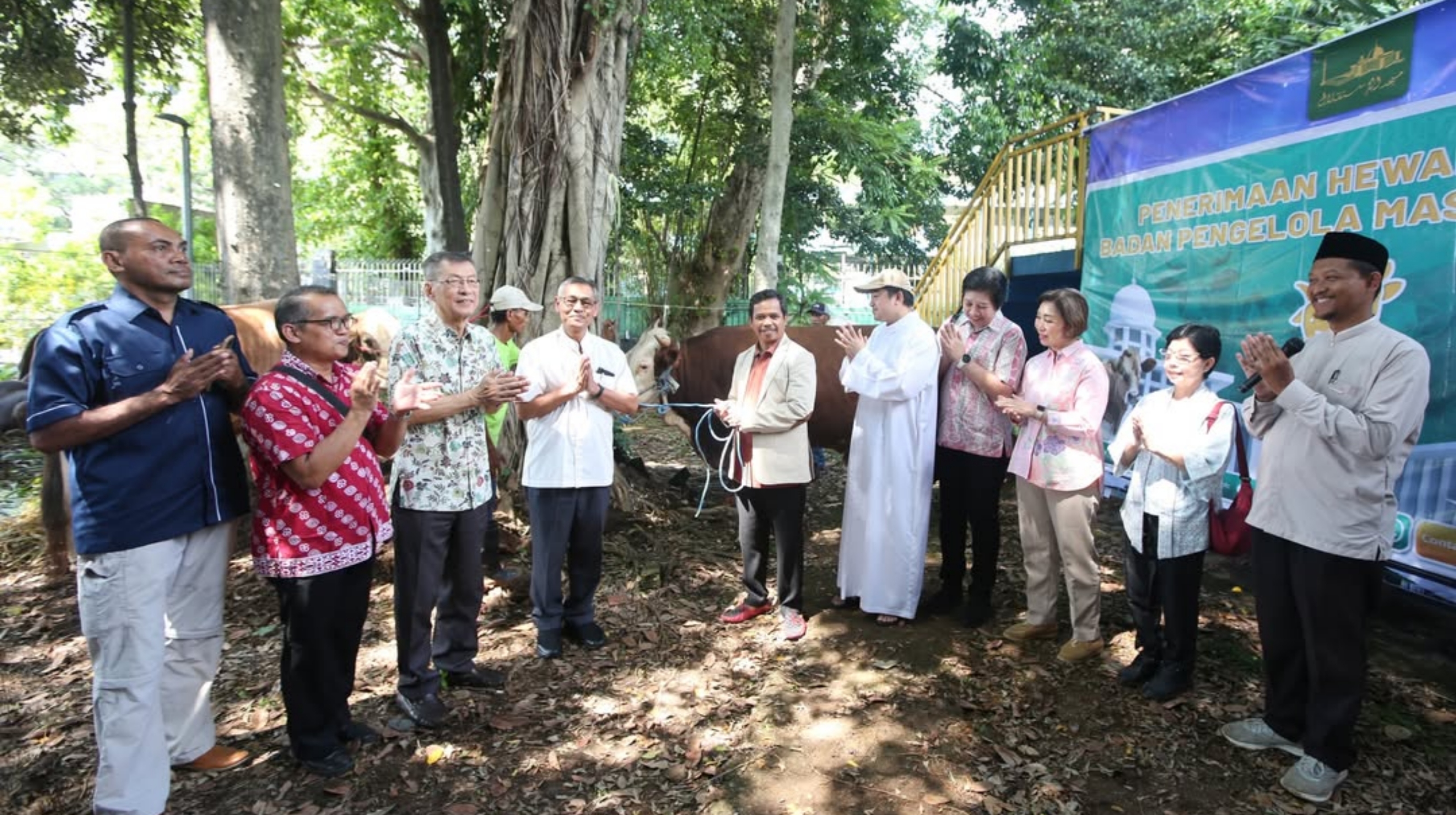 Penyerahan sapi kurban oleh perwakilan Gereja Katedral kepada Panitia Iduladha 1447 H di Rumah Potong Hewan (RPH) Masjid Istiqlal, Jakarta pada Selasa, 26 Mei 2026. (masjidistiqlal.official)