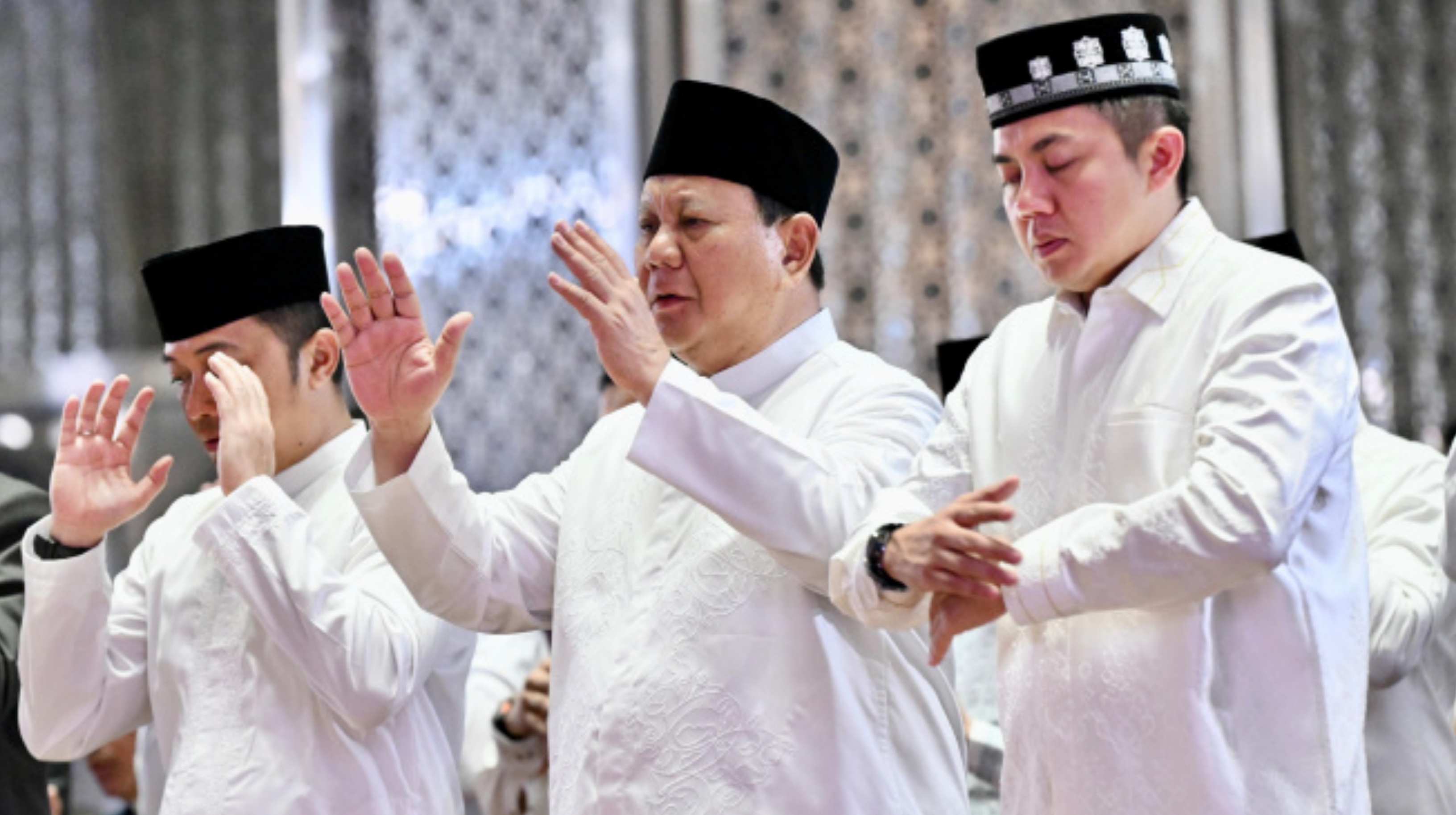 Prabowo dan Teddy tampak mengenakan baju koko putih saat mengikuti salat Iduladha di Masjid Istiqlal, Jakarta pada Jumat, 6 Juni 2025. (Istimewa)