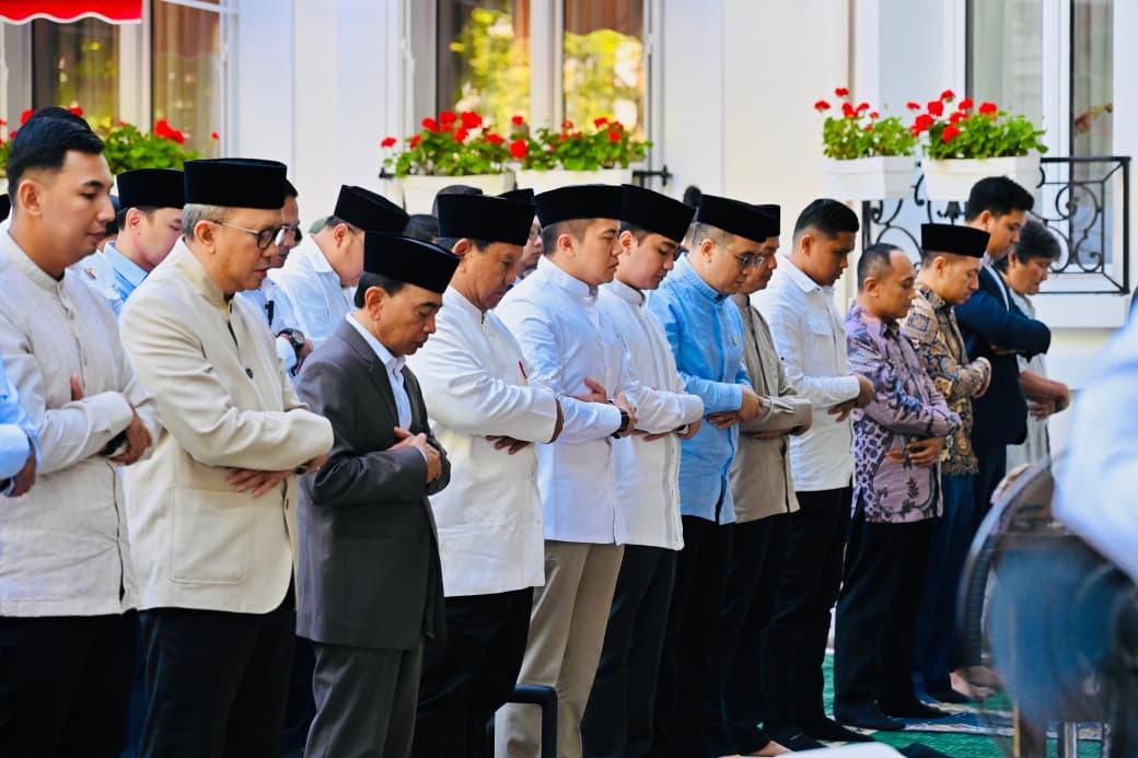 Prabowo melaksanakan salat Iduladha di Wisma Indonesia bersama diaspora Indonesia di Paris. (BPMI Setpres)