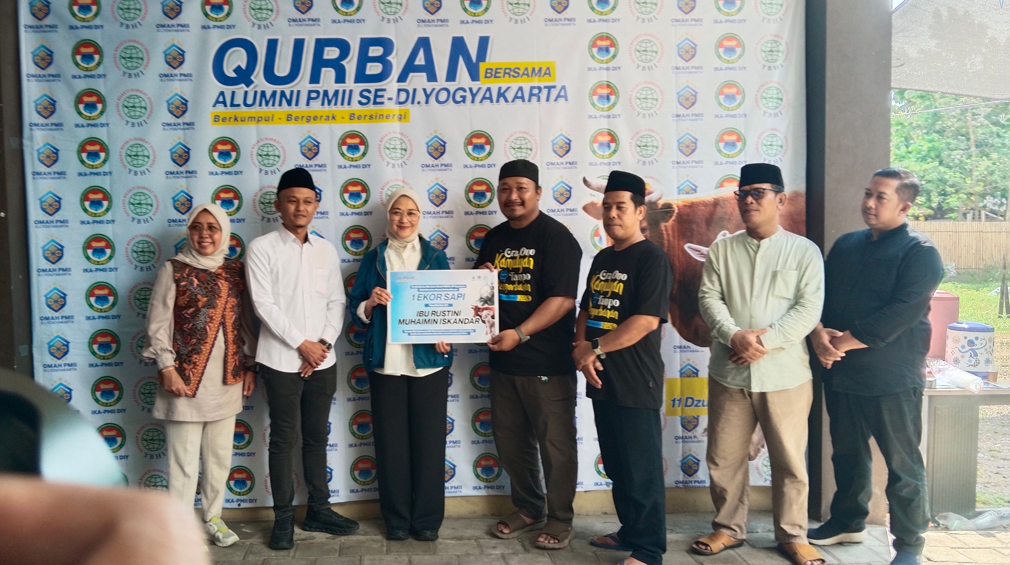 Penyerahan hewan kurban secara simbolis oleh Ibu Rustini Muhaimin Iskandar kepada Ketua Panitia Dido di Omah PMII pada Kamis, 28 Mei 2026. (IDNVoice/Istimewa)