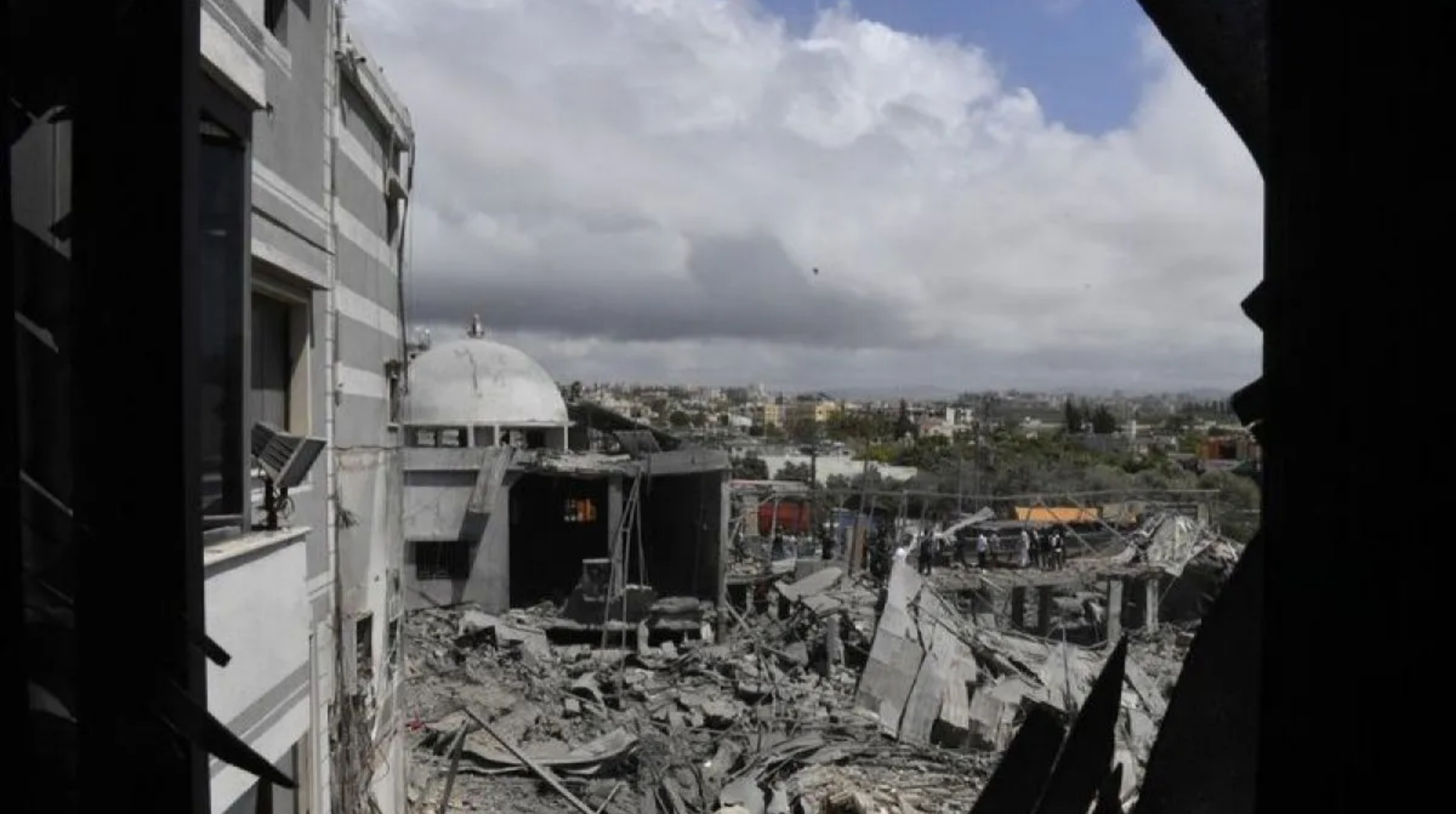 Kerusakan parah akibat serangan udara Israel terhadap pusat kesehatan milik Otoritas Kesehatan Islam (Hayaa) di daerah Al-Mashouk dekat kota Tyre di selatan Lebanon pada Rabu, 20 Mei 2026. (Antara)