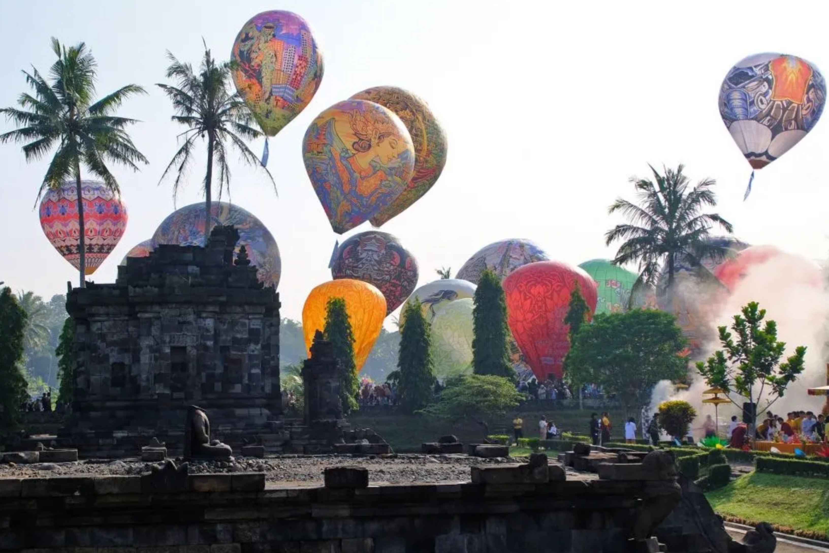 Meriahkan Perayaan Waisak, 25 Balon Tradisional Mengudara di Langit Candi Ngawen