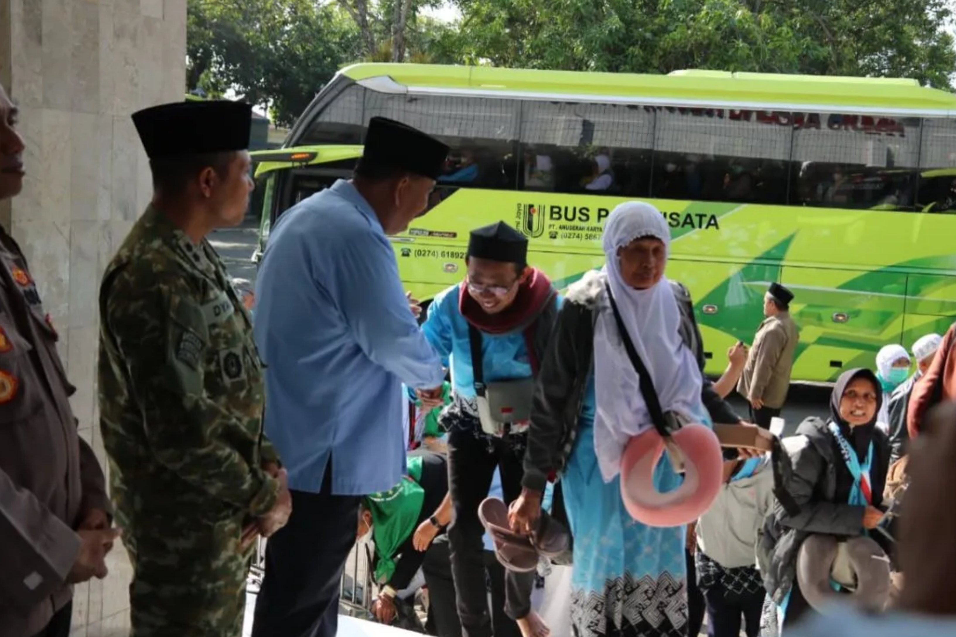 Tangis Haru Sambut 357 Jamaah Haji Kloter Pertama Kulon Progo Tiba di YIA, 2 Masih Tertuda