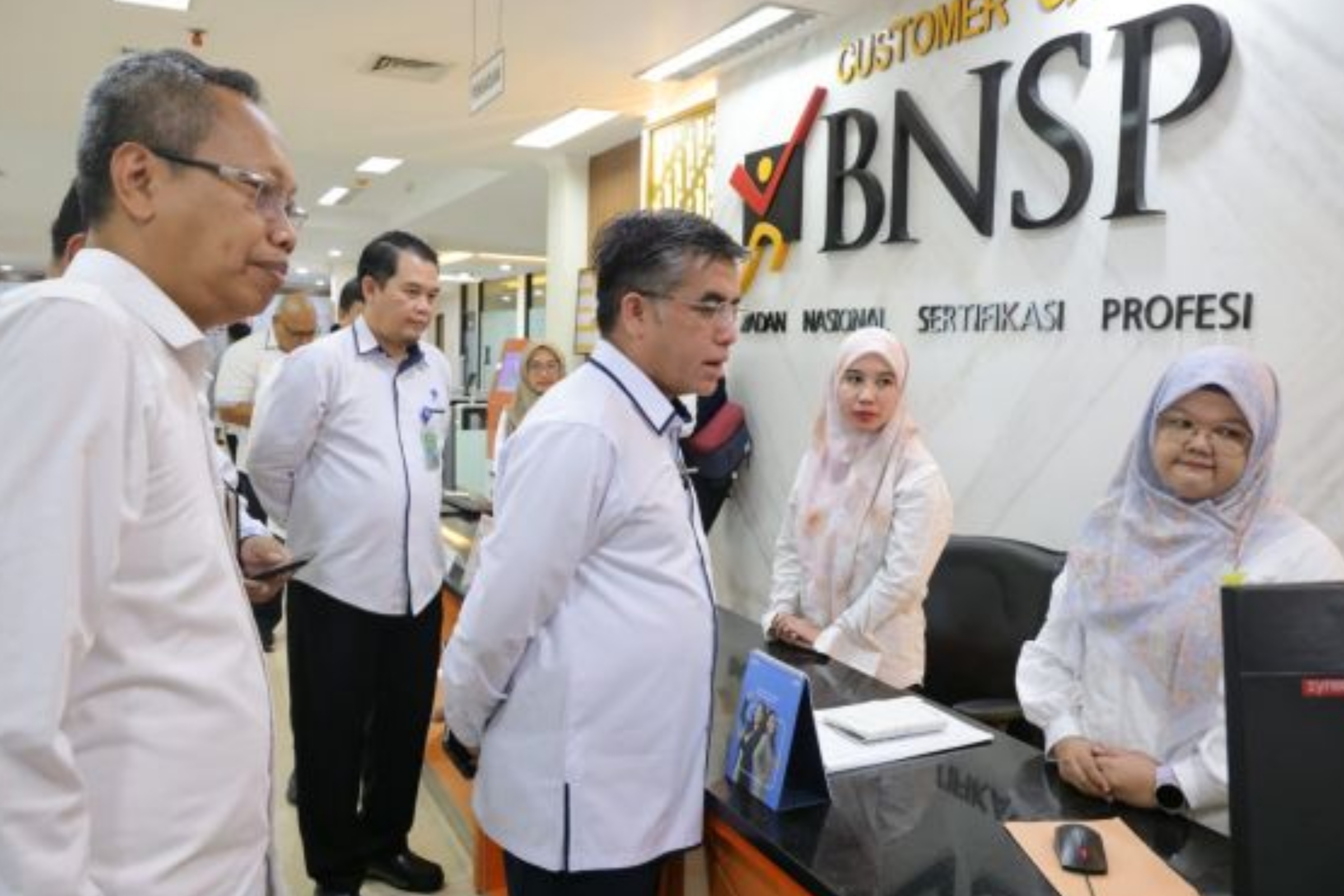 Menteri Ketenagakerjaan (Menaker) Yassierli saat berada di Kantor Badan Nasional Sertifikasi Profesi (BNSP), Jakarta pada Rabu, 14 Januari 2026. (Biro Humas Kemnaker)