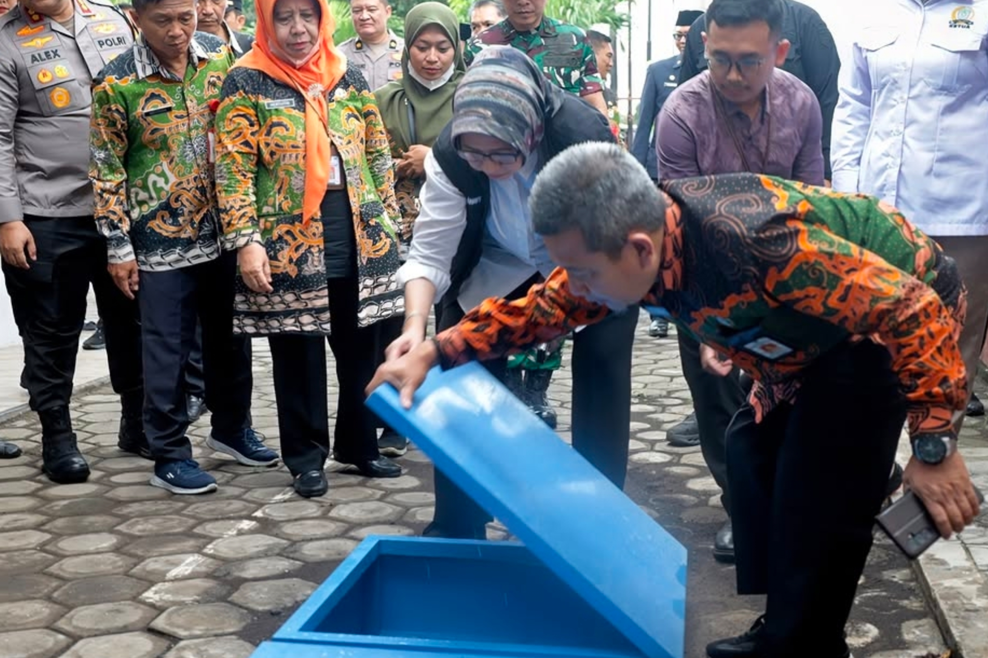 Bupati Lumajang Indah Amperawati melakukan pemeriksaan IPAL SPPG di Lumajang. (Instagram/Tangkapan Layar)