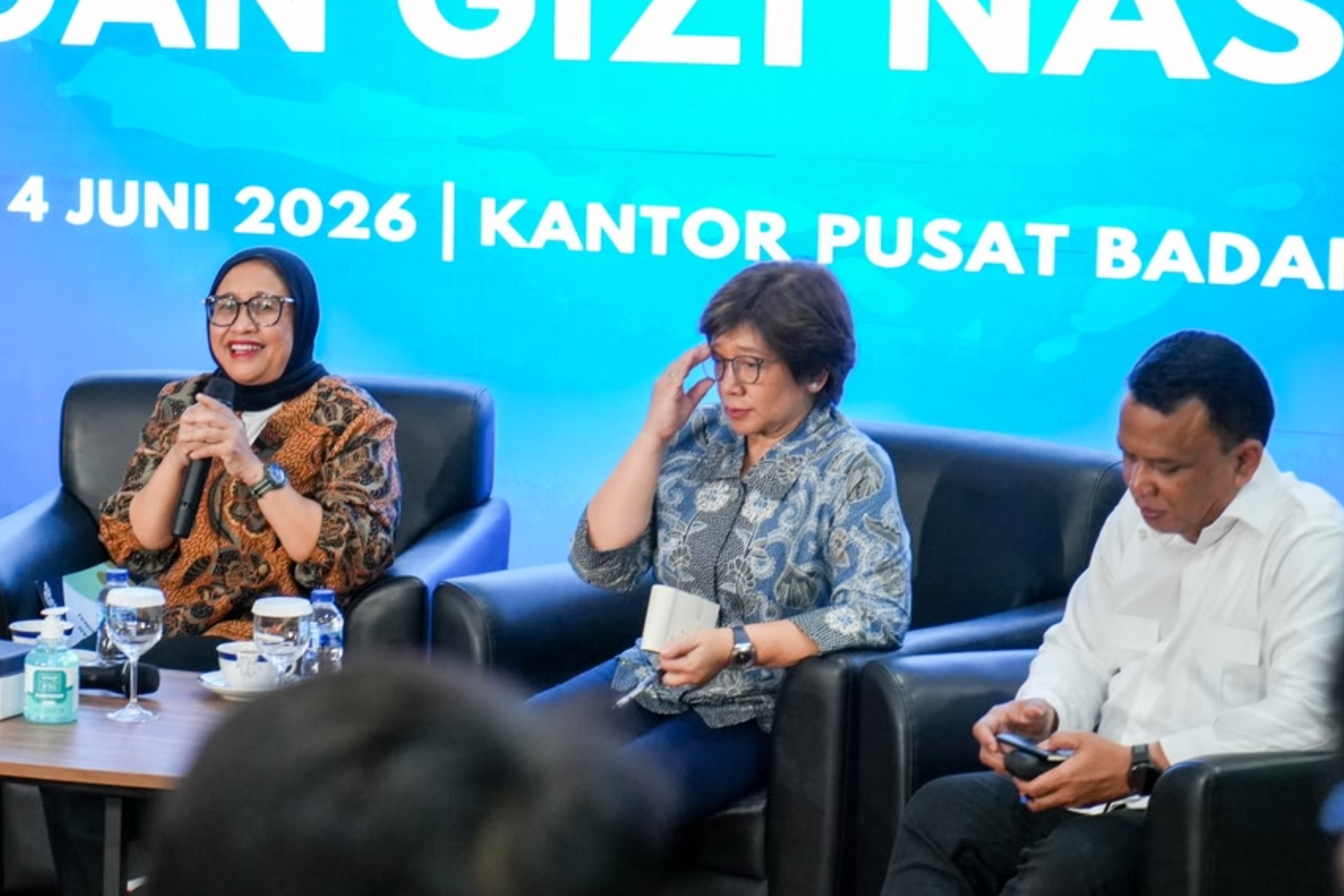 Kepala BGN Nanik S Deyang (kiri), Wakil Kepala BGN Agustina Arumsari (tengah), Wakil Kepala BGN Mayjen TNI Trenggono (kanan) dalam konferensi pers di Kantor BGN, Jakarta Pusat pada Kamis, 4 Juni 2026. (Biro Hukum dan Humas BGN)