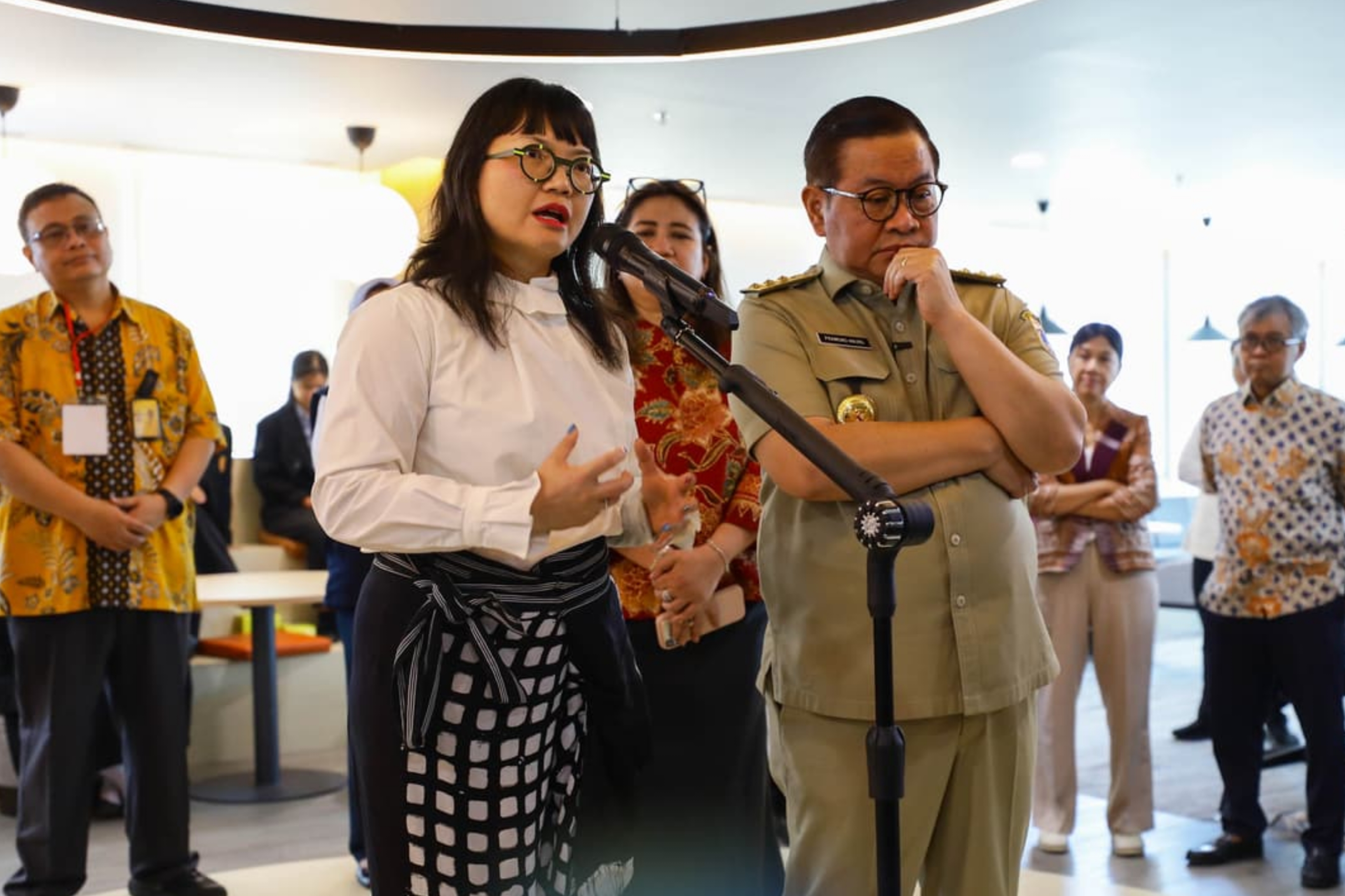 Wakil Menteri Pendidikan Tinggi, Sains, dan Teknologi (Wamendiktisaintek) Stella Christie dan Gubernur DKI Jakarta Pramono Anung menghadiri Jakarta Urban Knowledge Hub (JUKH) di Jakarta pada Senin, 8 Juni 2026. (Humas Kemdiktisaintek)