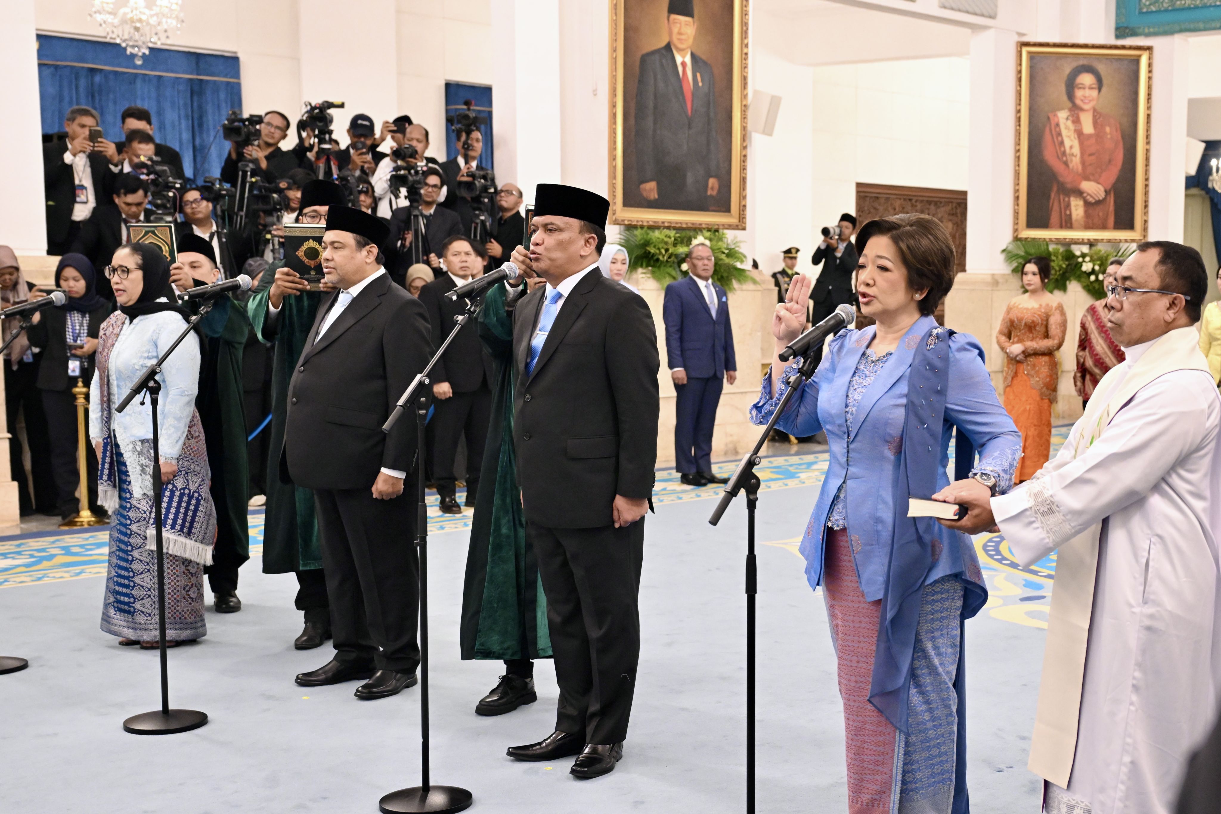 Kepala Badan Gizi Nasional (BGN) Nanik S. Deyang (kedua kiri) bersama Wakil Kepala BGN Agustina Arumsari (kedua kanan) dan Trenggono (ketiga kanan) mengucap sumpah saat dilantik di Istana Negara, Jakarta pada Senin, 8 Juni 2026. (BGN)