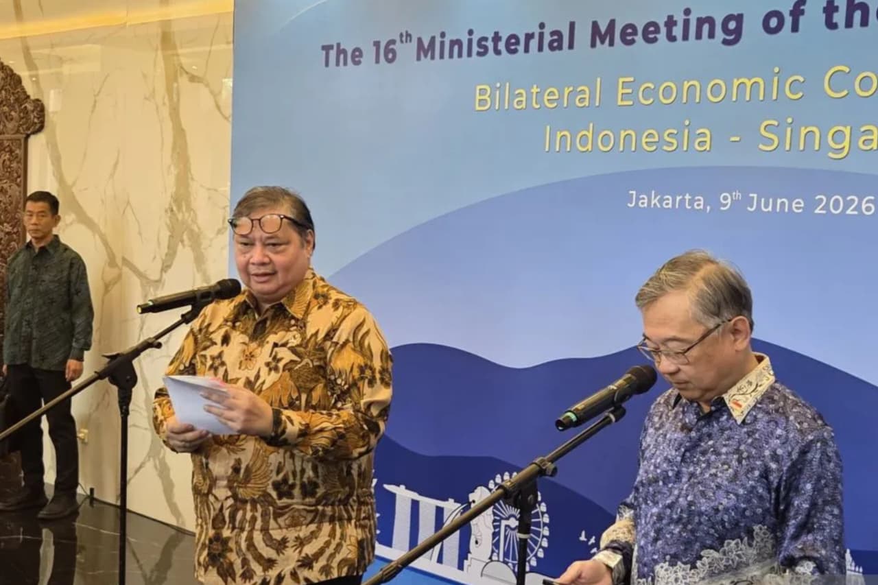 Menteri Koordinator Bidang Perekonomian Airlangga Hartarto (kiri) dan Wakil Perdana Menteri Singapura sekaligus Menteri Perdagangan dan Industri Gan Kim Yong (kanan) saat konferensi pers di Jakarta pada Selasa, 9 Juni 2026. (Antara)
