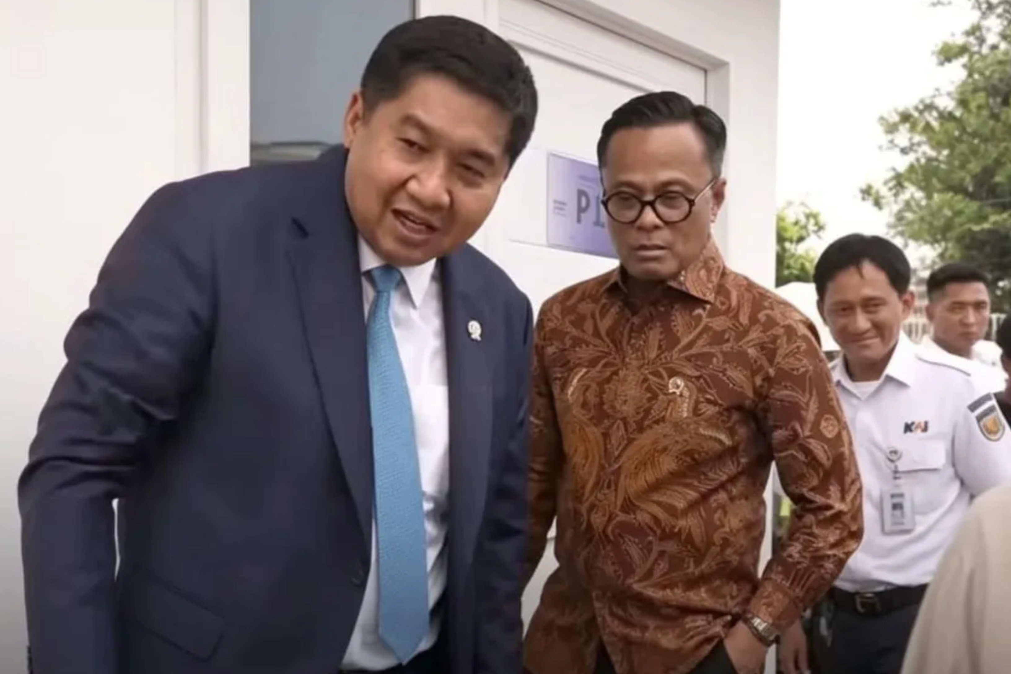 Kepala BP BUMN sekaligus Chief Operating Officer (COO) Danantara Indonesia Dony Oskaria bersama Menteri Perumahan dan Kawasan Permukiman (PKP) Maruarar Sirait. (BP BUMN)