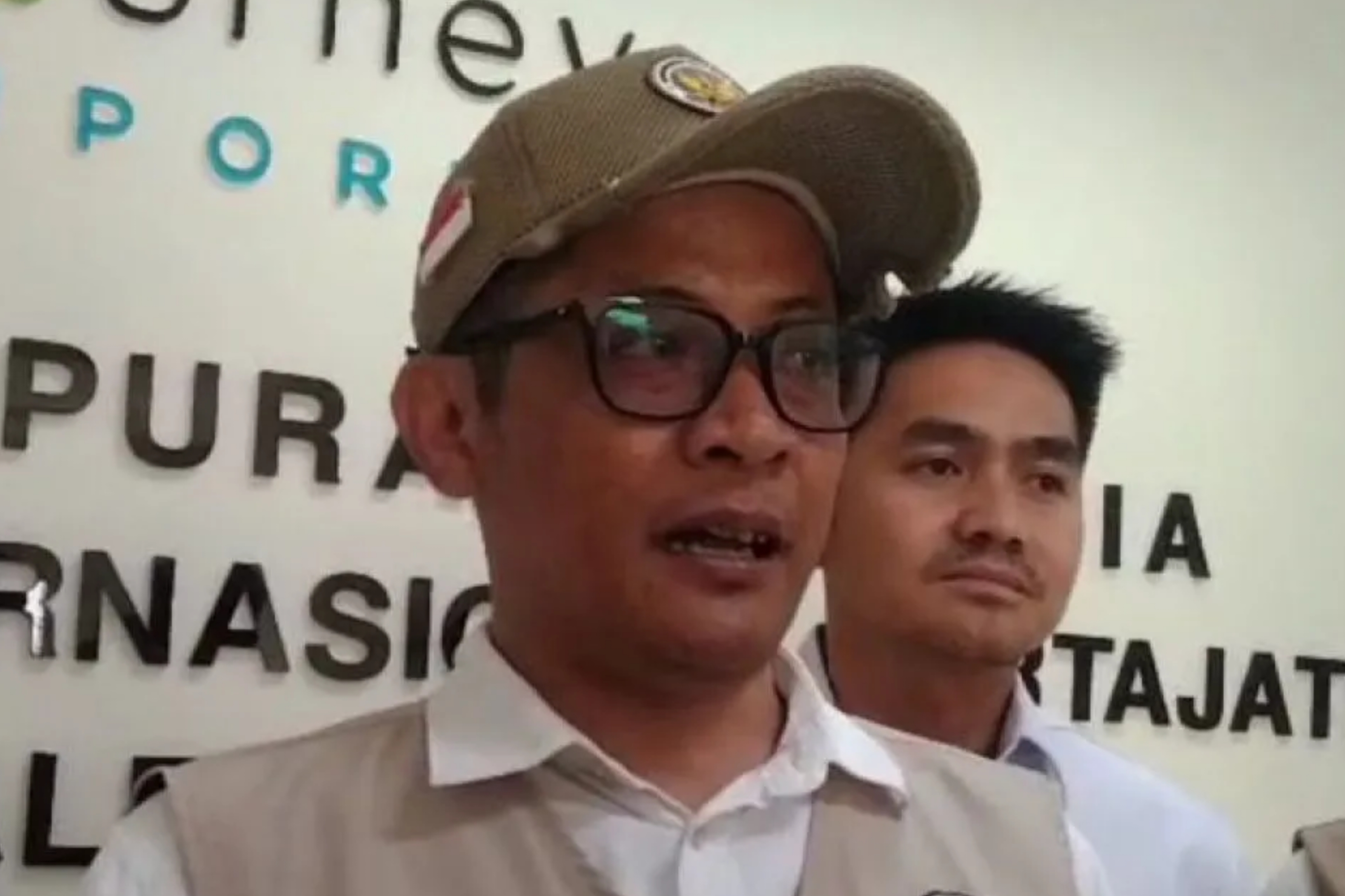 Kepala Kantor Wilayah Kementerian Haji dan Umrah Jawa Barat (Kanwil Kemenhaj Jabar) Boy Hari Novian saat memberikan keterangan di Bandara Kertajati Majalengka pada Rabu, 10 Juni 2026. (ANTARA/Fathnur Rohman)