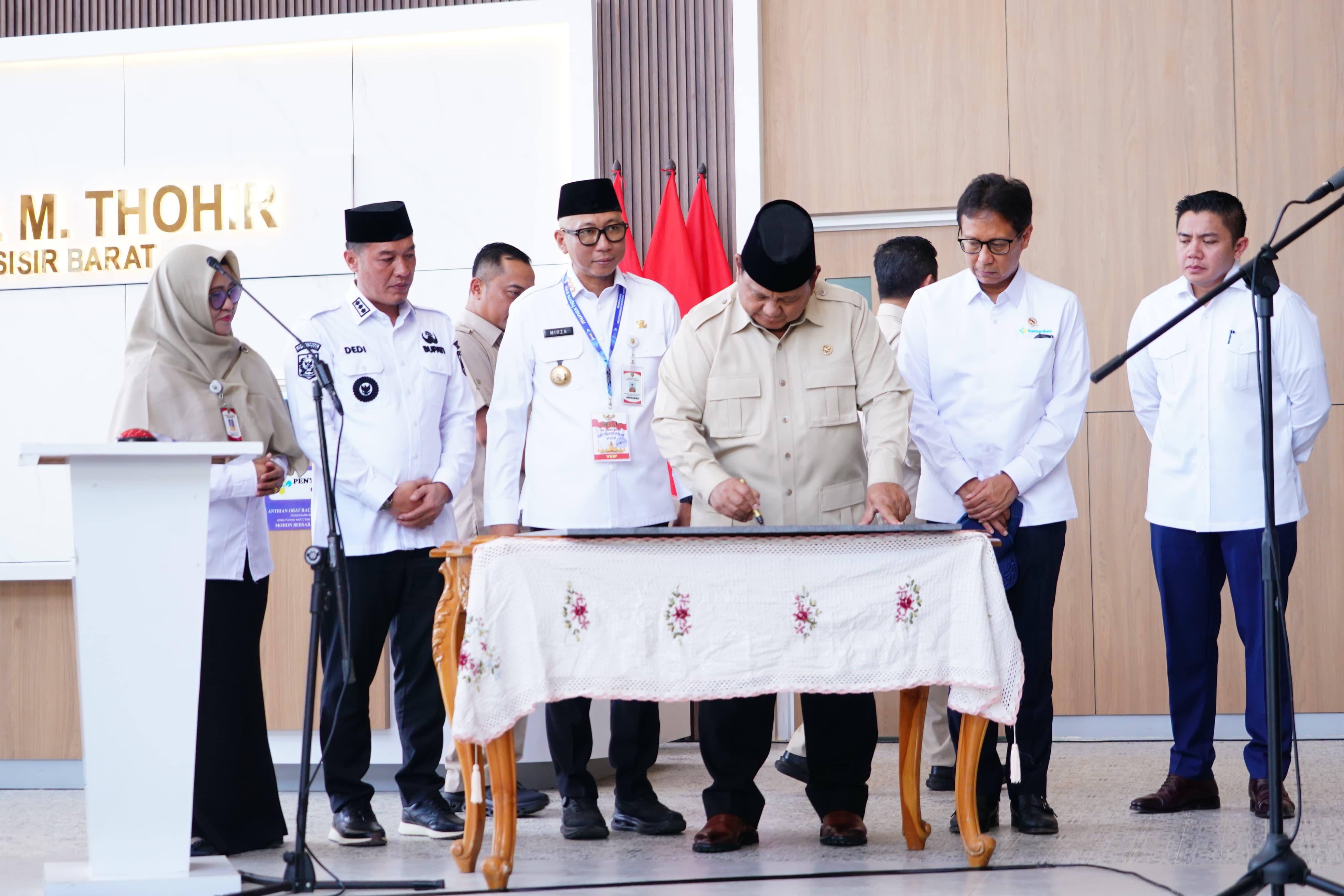 Presiden Republik Indonesia, Prabowo Subianto, didampingi Menteri Kesehatan Budi G. Sadikin meresmikan Rumah Sakit Umum Daerah (RSUD) KH Muhammad Thohir di Krui, Kabupaten Pesisir Barat, Provinsi Lampung, pada Rabu, 10 Juni 2026. (Komunikasi dan Informasi Publik Kemnekes)