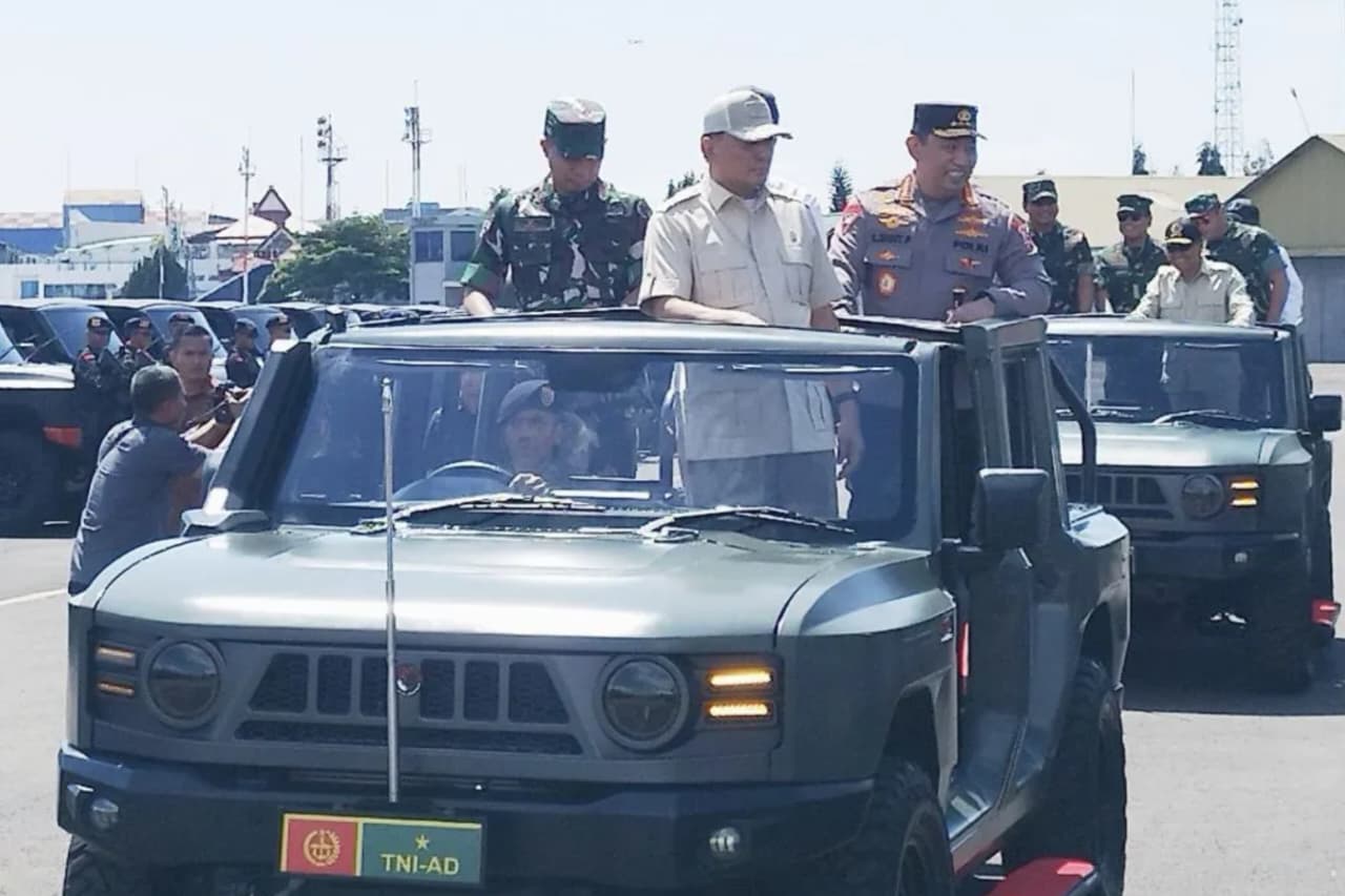 Menteri Pertahanan Sjafrie Sjamsoeddin menumpangi Pindad Maung MV3 bersama Panglima TNI Jenderal TNI Agus Subiyanto dan Kapolri Jenderal Pol Listyo Sigit Prabowo di Pangkalan Udara Husein Sastranegara, Bandung, Jawa Barat pada Sabtu, 1 Maret 2025. (Antara) 