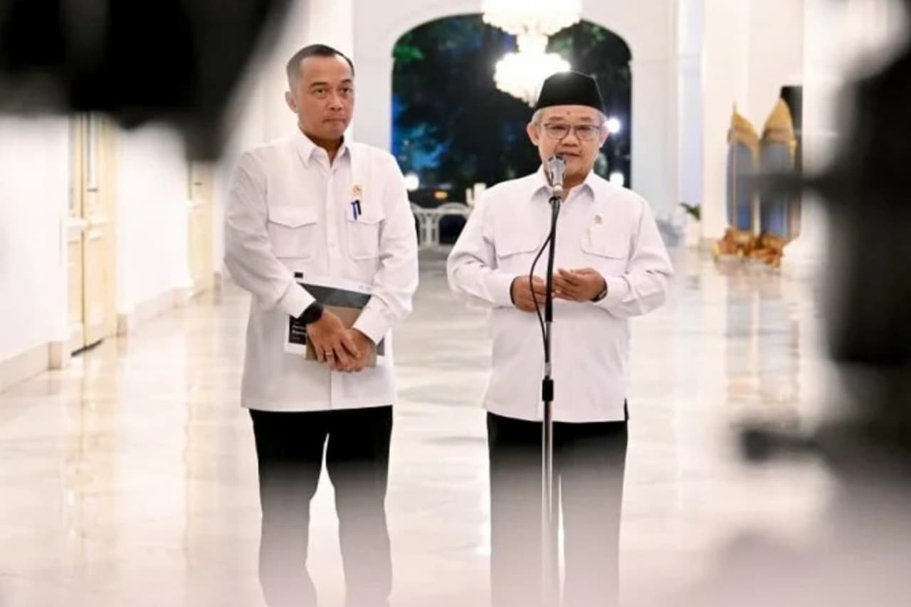 Menteri Pendidikan Dasar dan Menengah (Mendiknasmen) Abdul Mu`ti dan Menteri Sekretaris Negara (Mensesneg) Prasetyo Hadi di Istana Merdeka, Jakarta pada Kamis, 11 Juni 2026. (BPMI Setpres)