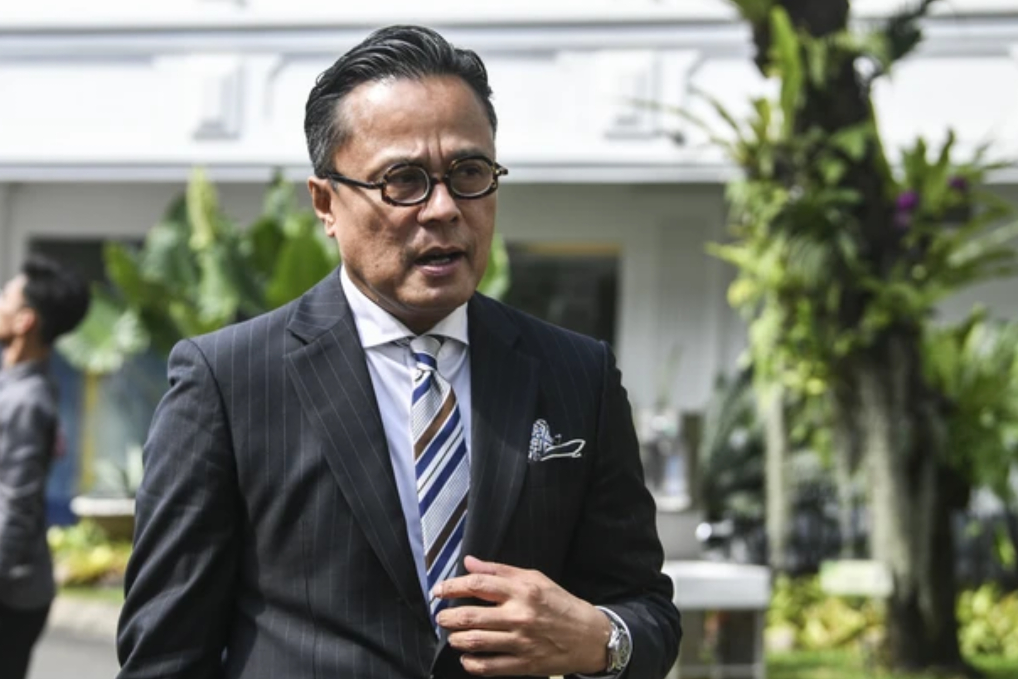 Kepala Badan Pengaturan Badan Usaha Milik Negara (BP BUMN) sekaligus Chief Operating Officer (COO) Badan Pengelola Investasi Daya Anagata Nusantara (BPI Danantara) Dony Oskaria berjalan untuk bertemu dengan Presiden Prabowo Subianto di kompleks Istana Kepresidenan, Jakarta pada Selasa, 20 Mei 2025. (Hafidz Mubarak A/ANTARA)