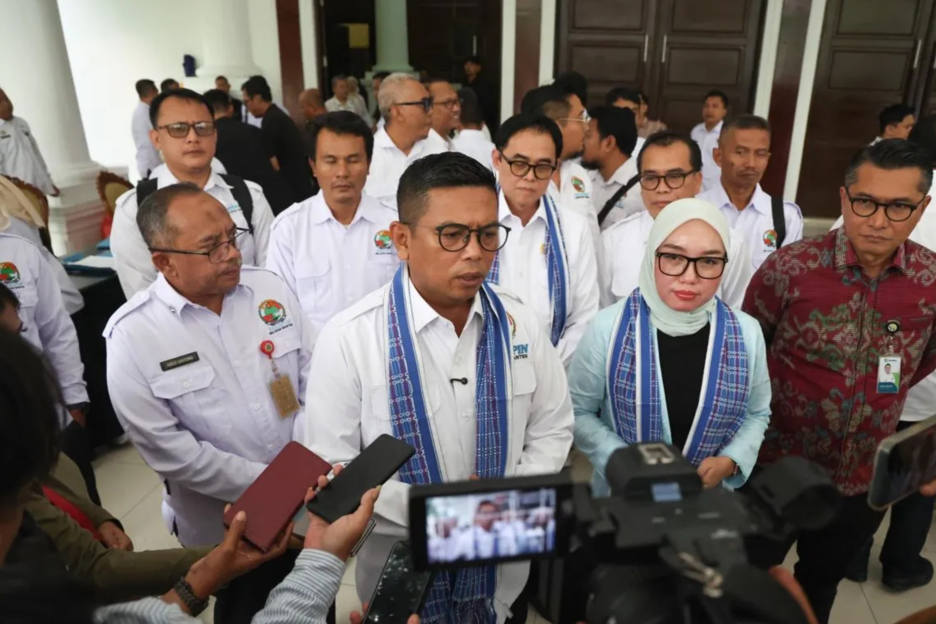 Wakil Menteri Koperasi Republik Indonesia (Wamenkop RI), Farida Farichah bersama Gubernur Banten, Andra Soni usai Pengukuhan dan Pelantikan Dekopinwil Provinsi Banten Masa Bakti 2026-2030 di Kota Serang, Banten pada Jumat, 12 Juni 2026. (Pemprov Banten)