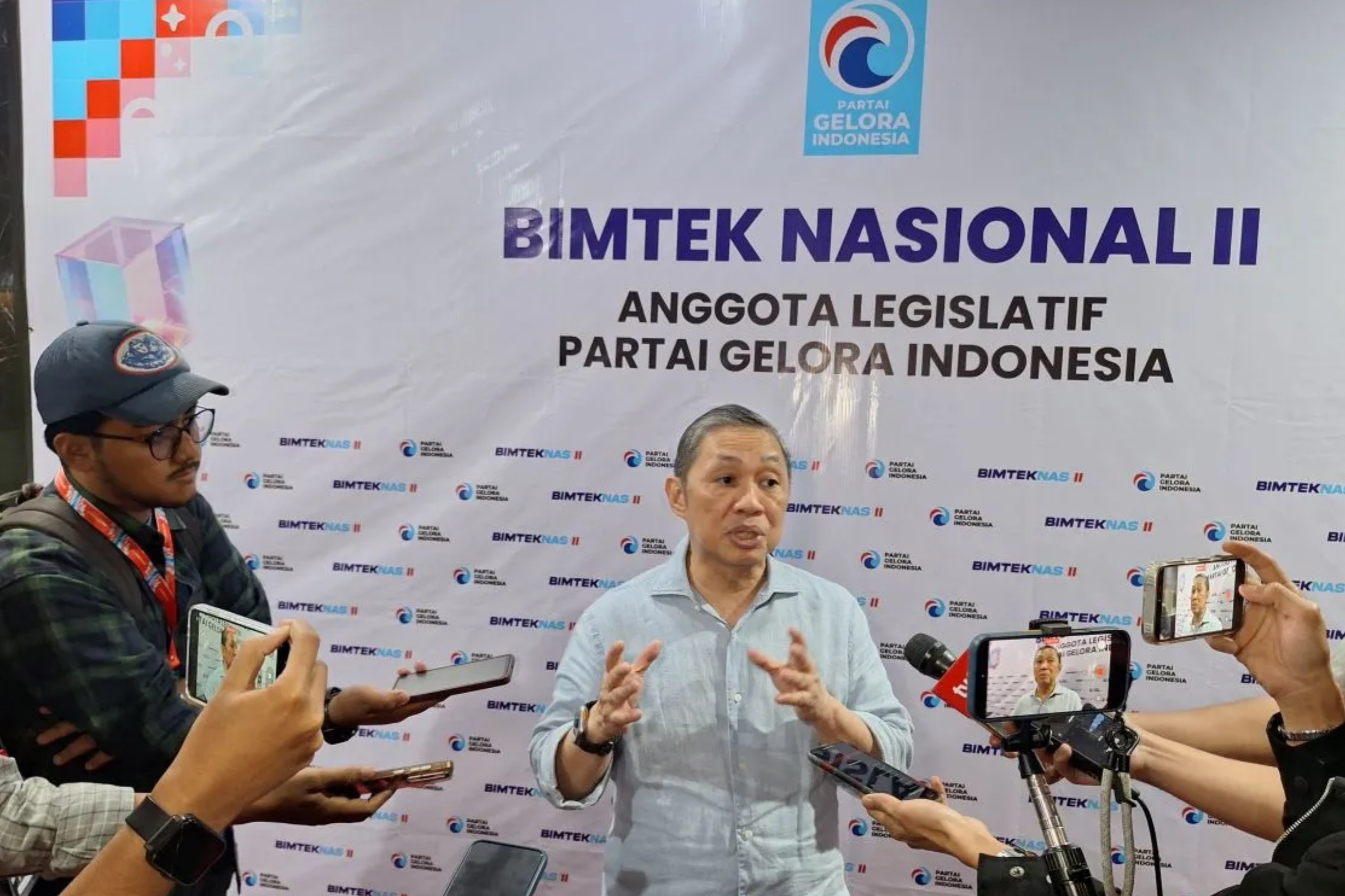 Ketua Umum Partai Gelora Indonesia, Anis Matta, memberikan keterangan kepada wartawan usai kegiatan bimbingan teknis (bimtek) anggota DPRD Partai Gelora di Jakarta pada Sabtu, 13 Juni 2026. (ANTARA/Fianda Sjofjan Rassat)