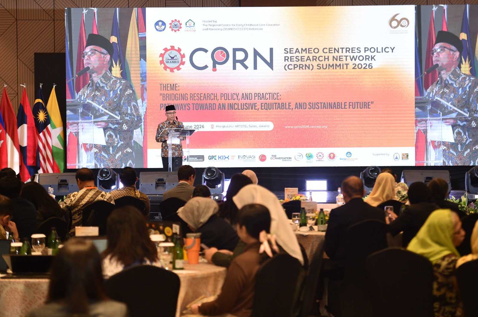 Wakil Menteri Pendidikan Dasar dan Menengah (Wamendiknasmen), Atip Latipulhayat, saat memberikan sambutan penutup (closing remarks) dalam acara Southeast Asian Ministers of Education Organization (SEAMEO) Centre Policy Research Network (CPRN) Summit 2026 yang berlangsung di Jakarta pada Kamis, 11 Juni 2016. (Kemendiknasmen)
